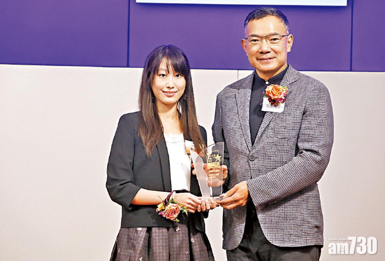 主板
（右）立法會議員謝偉俊, JP
頒發獎座予
力勁科技集團有限公司主席助理劉瑩瑩