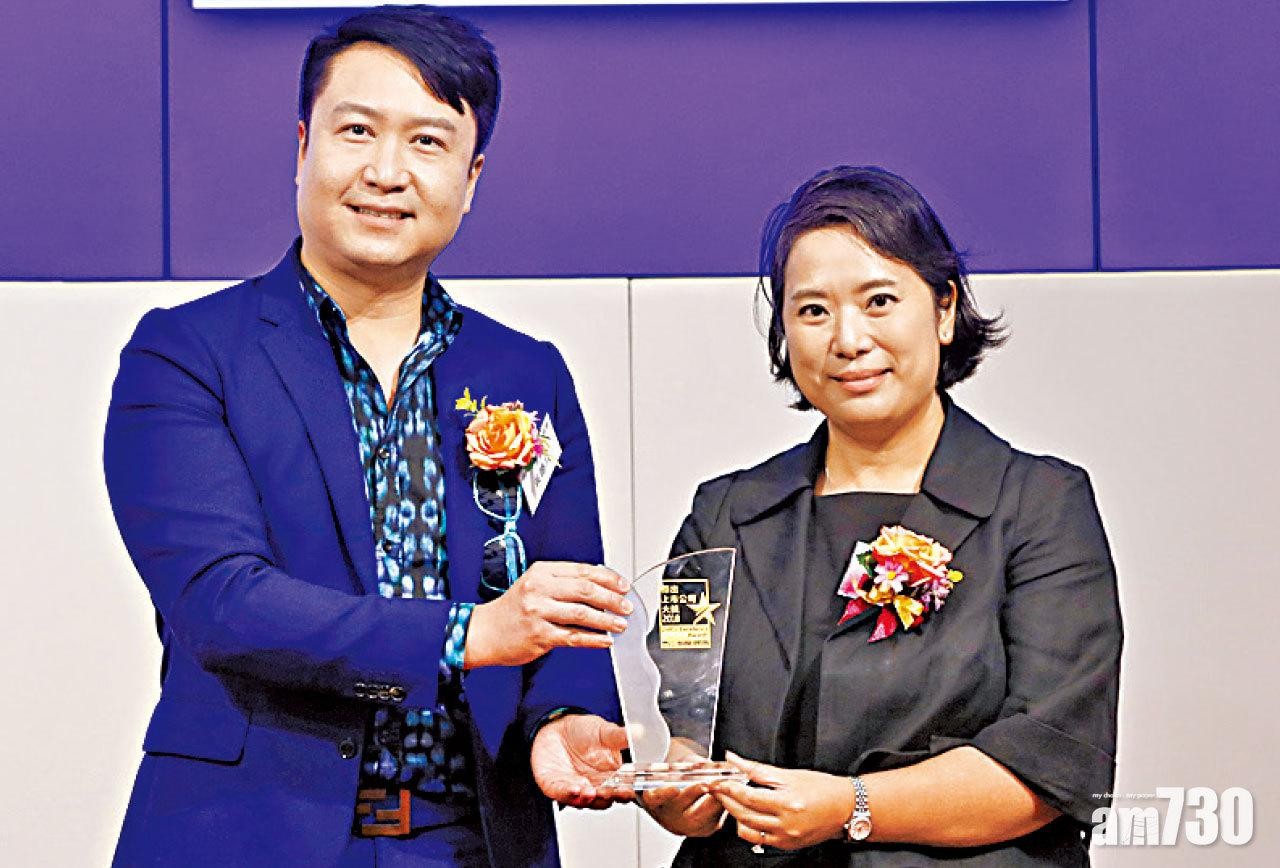 主板
（左）香港股票分析師協會理事黃德几
頒發獎座予
瑞安房地產有限公司總經理及投資者關係主管施嘉萍