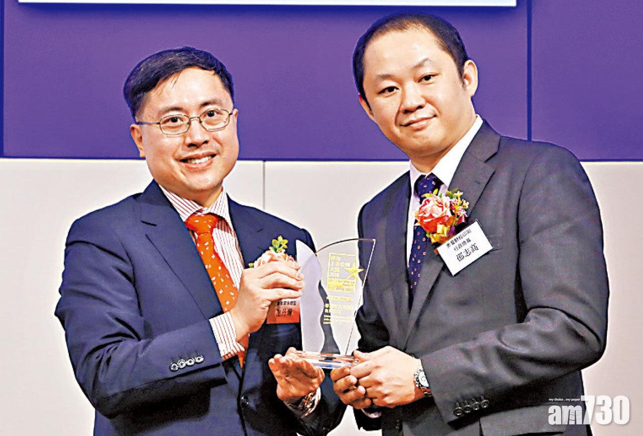 主板
（右）奧盈財經印刷有限公司行政總裁邵志高
頒發獎座予
華潤啤酒（控股）有限公司投資者關係總監謝丹瀚