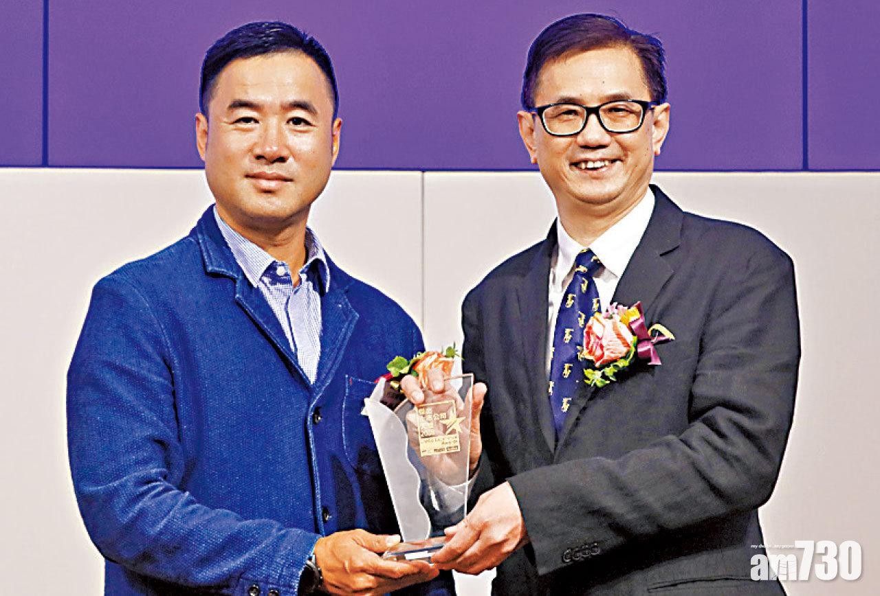 主板
（左）富途證券行政總裁鄔必偉
頒發獎座予
精英匯集團控股有限公司遵理日校校長陳子瑛