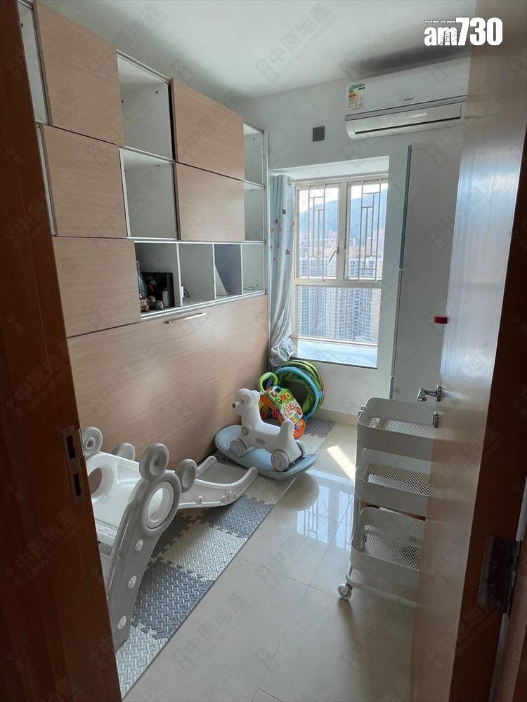 房間附有大型置頂衣櫃,提供不少收納空間。(代理提供)