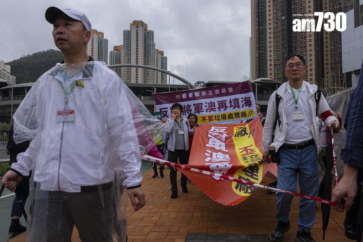 將軍澳有居民參與遊行和集會,反對區內填海和興建厭惡性設施,參與者均需要掛上號碼牌供識別。(美聯社)