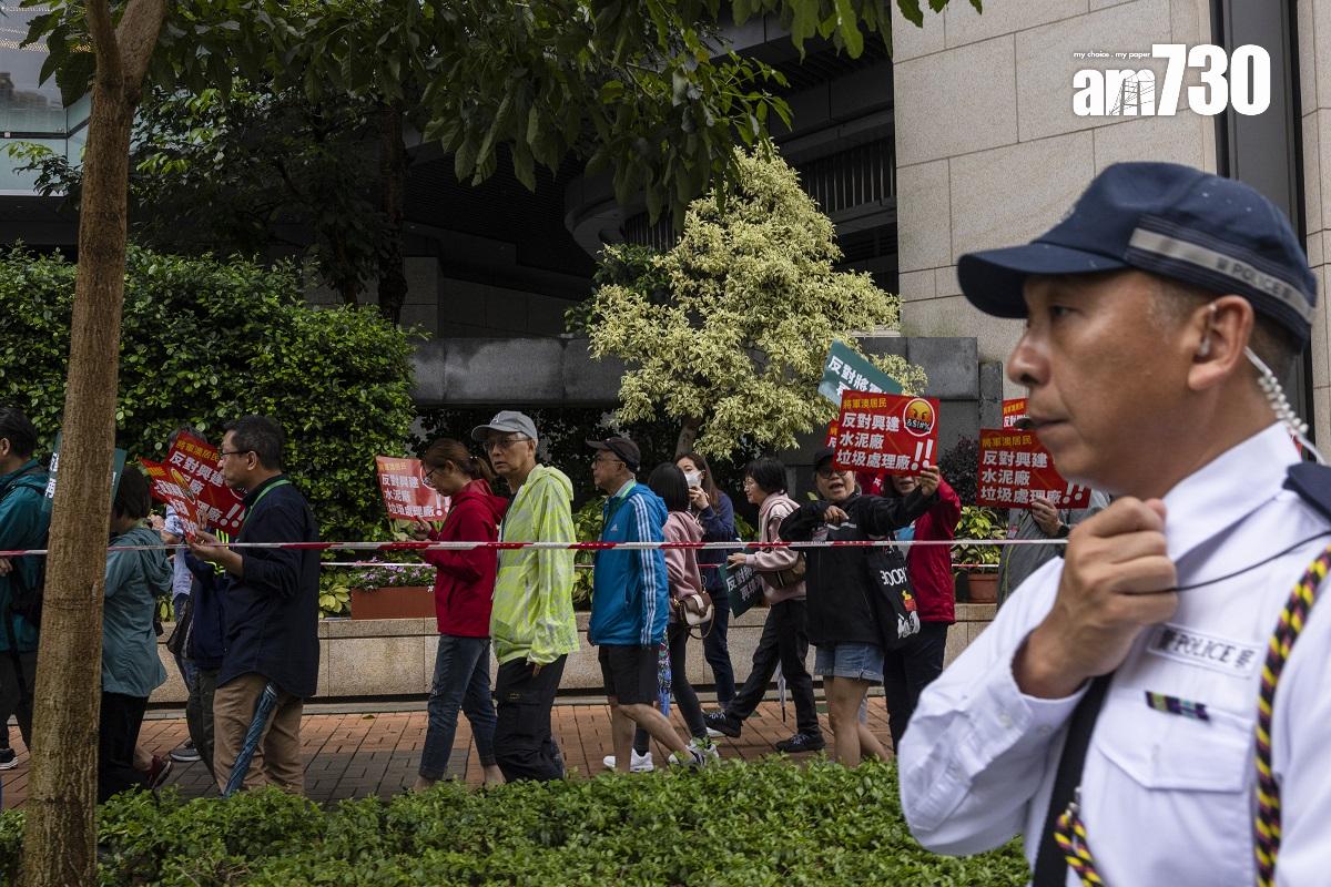 將軍澳有居民參與遊行和集會,反對區內填海和興建厭惡性設施,參與者均需要掛上號碼牌供識別。(美聯社)