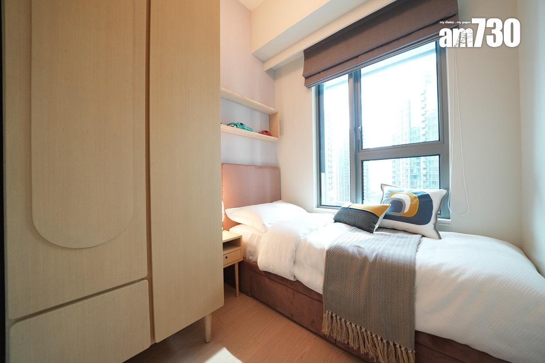 現樓示位｜MONACO MARINE連傢俬兩房戶 彈性玻璃趟門分隔廚房與大廳(多圖)