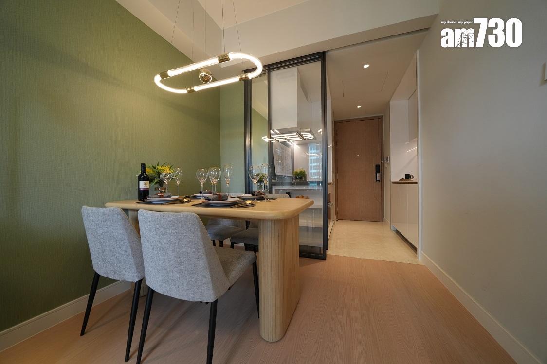 現樓示位｜MONACO MARINE連傢俬兩房戶 彈性玻璃趟門分隔廚房與大廳(多圖)