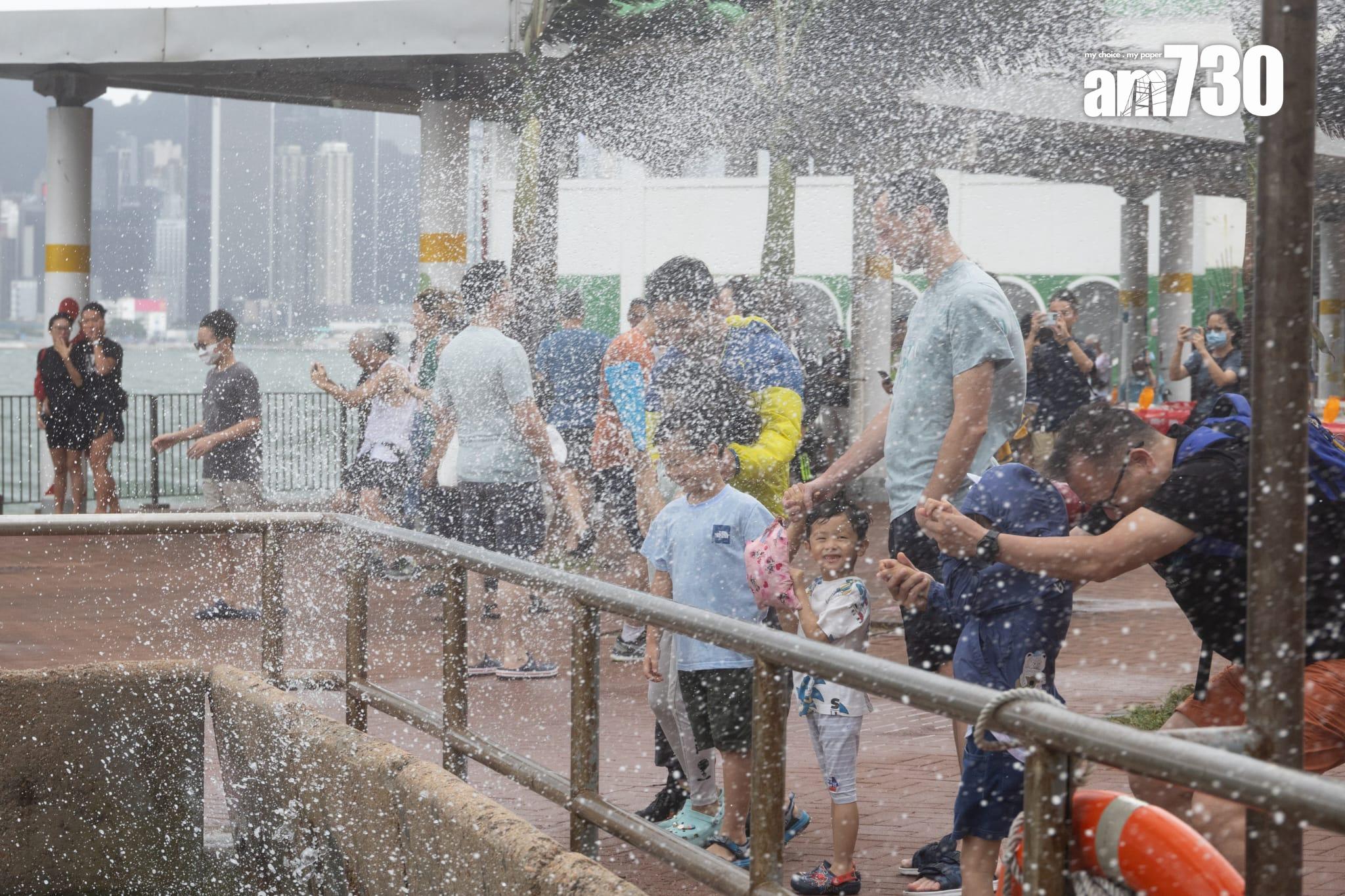 八號風球下巿民無懼風浪到紅磡碼頭岸邊觀浪。(蘇文傑攝)