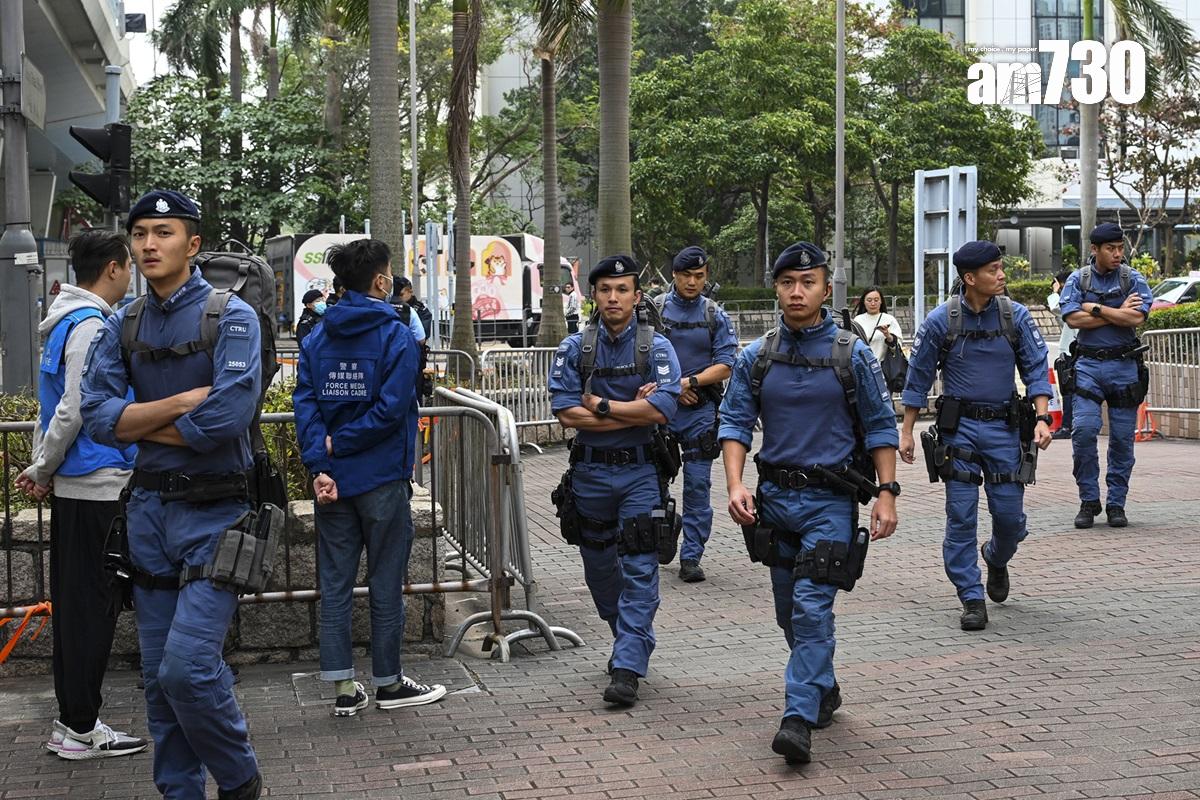 黎智英涉嫌違反《港區國安法》的案件今日第四日審訊,反恐特勤隊繼續在法院外持槍戒備。(美聯社)