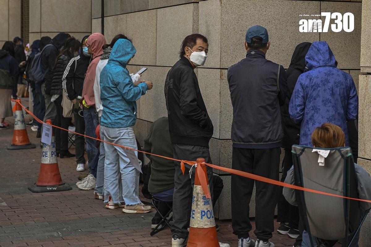 黎智英涉嫌違反《港區國安法》的案件今日第四日審訊,多人在法院門外輪候到庭旁聽。(美聯社)