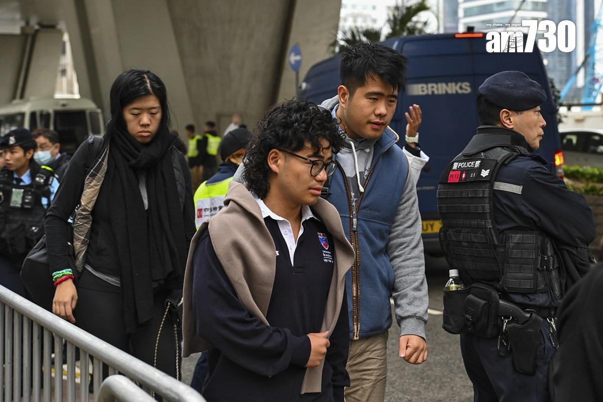 黎智英涉嫌違反《港區國安法》的案件今日第四日審訊,黎智英的子女到庭旁聽。(美聯社)