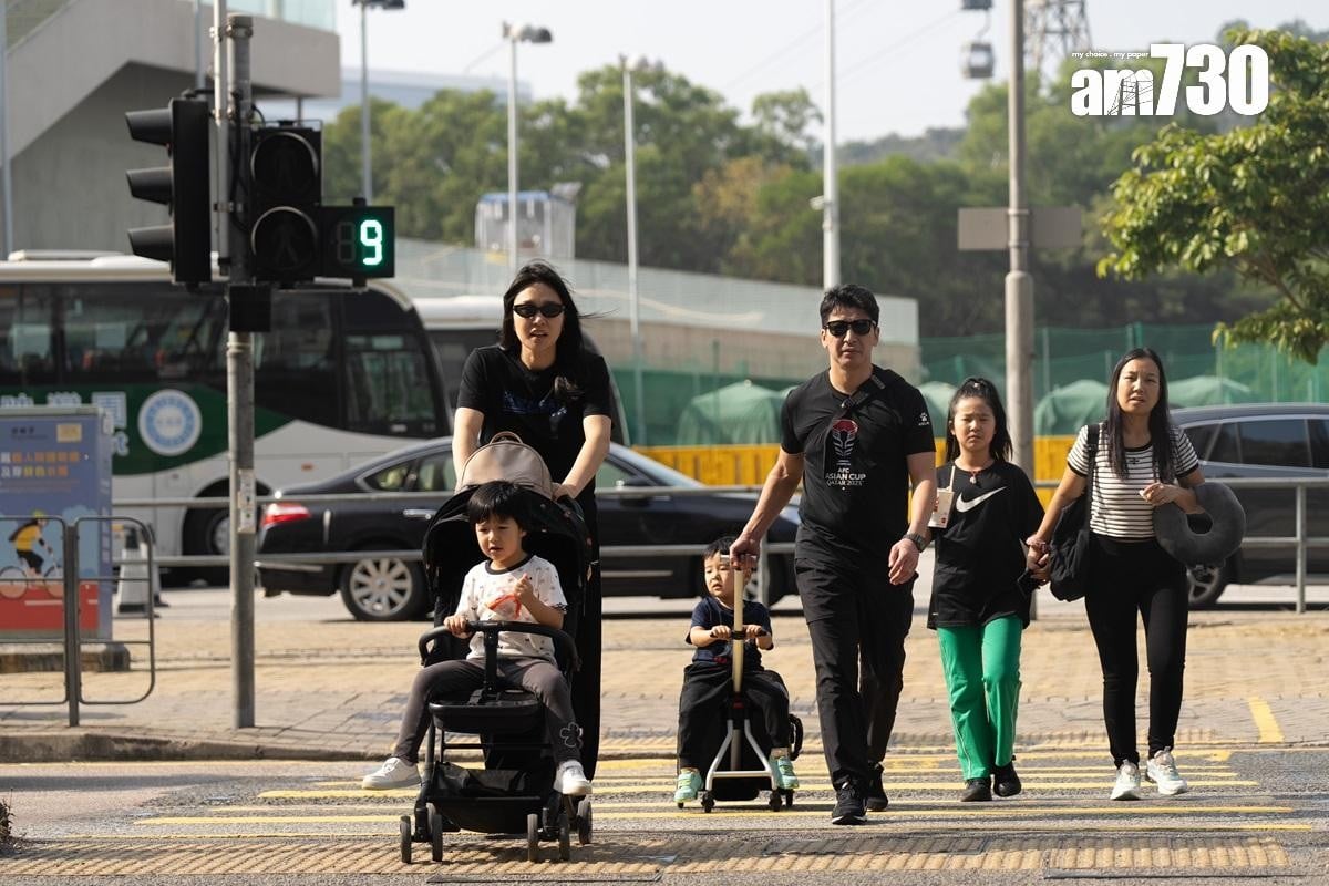運輸署正在東涌達東路一個行人過路處，試驗新款「行人交通燈號倒數計時器」。(林靄怡攝)