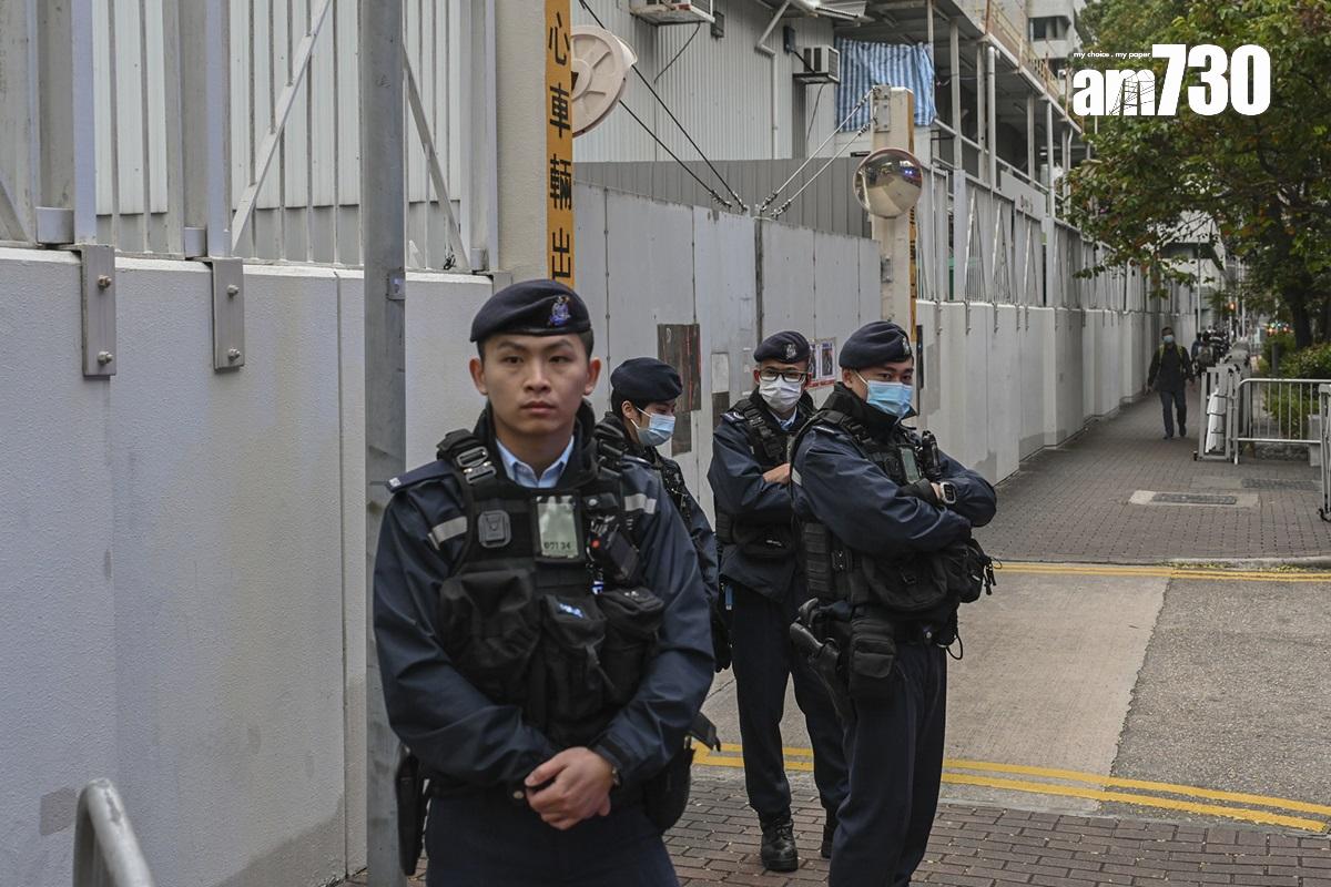 黎智英涉嫌違反《港區國安法》的案件今日第四日審訊,法院附近有警員戒備。(美聯社)