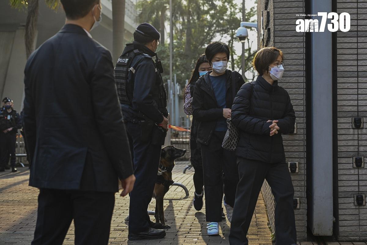 黎智英涉嫌違反《港區國安法》的案件今日第四日審訊,法院附近有警員戒備。(美聯社)