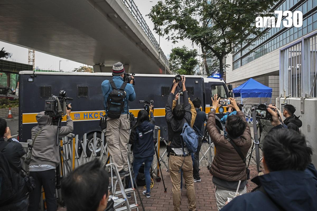 黎智英涉嫌違反《港區國安法》的案件今日第四日審訊,他由囚車押到法院應訊。(美聯社)