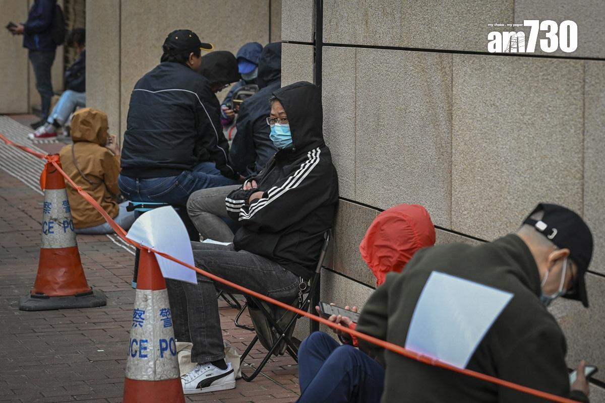黎智英涉嫌違反《港區國安法》的案件今日第四日審訊,多人在法院門外輪候到庭旁聽。(美聯社)