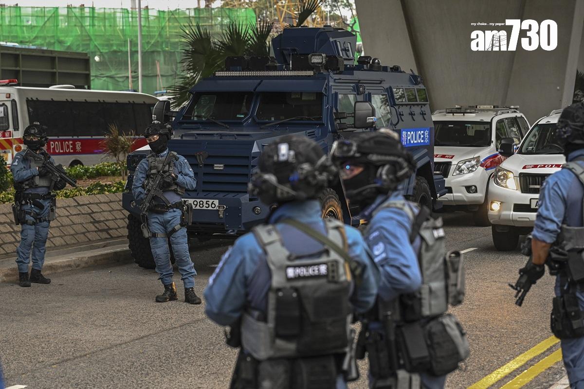 黎智英涉嫌違反《港區國安法》的案件今日第四日審訊,反恐特勤隊和劍齒虎裝甲車繼續在法院外持槍戒備。(美聯社)