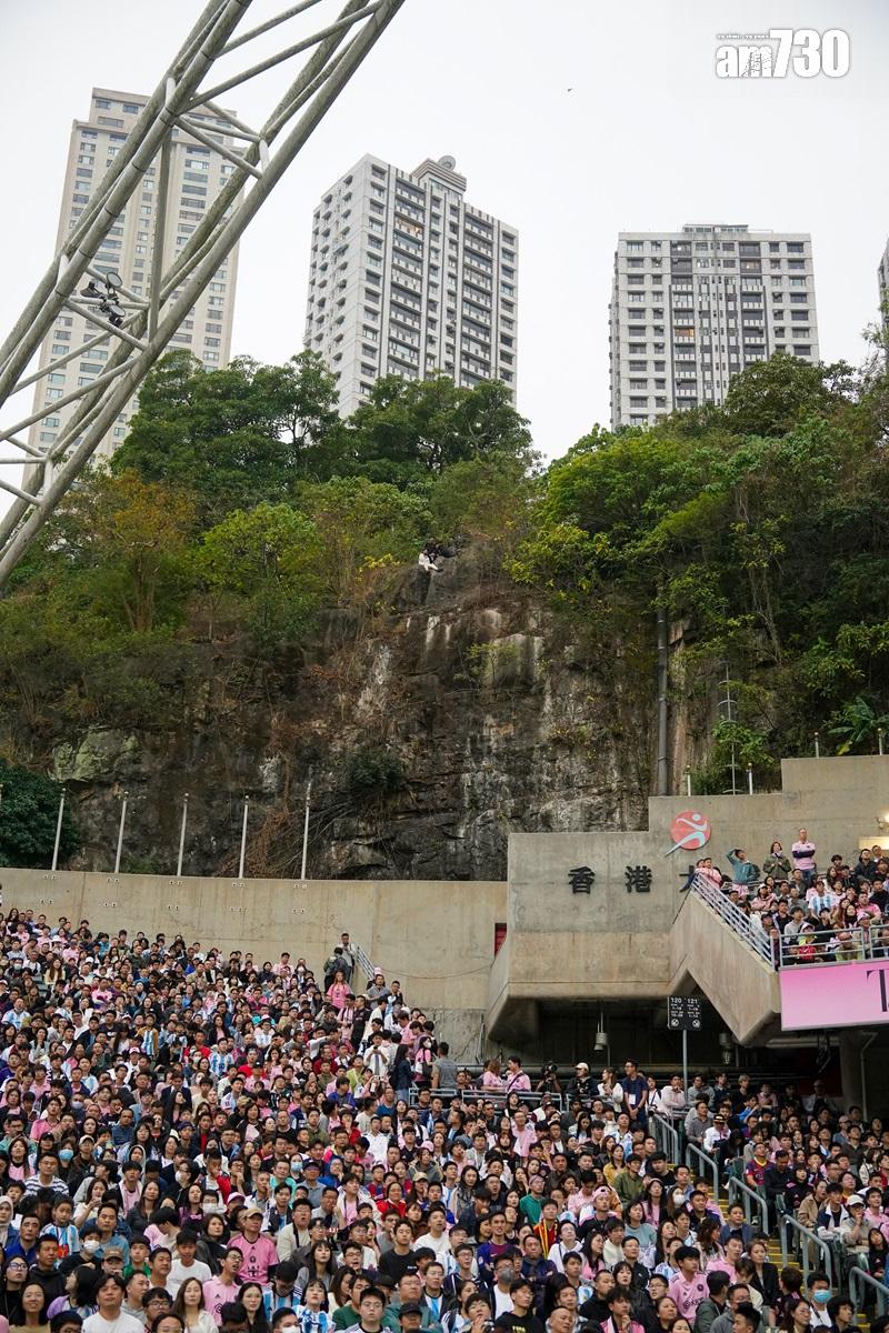 有南亞裔青年爬到香港大球場後方山坡觀賽。(林靄怡攝)