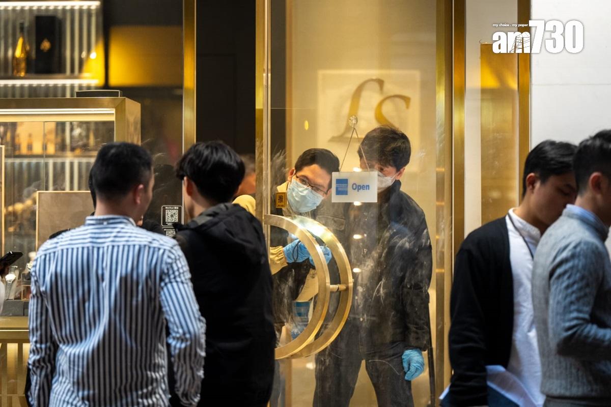 銅鑼灣一間錶行遇劫,探員到場蒐證和檢取證物。(林靄怡攝)