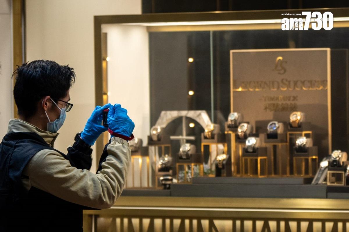 銅鑼灣一間錶行遇劫,探員到場蒐證和檢取證物。(林靄怡攝)