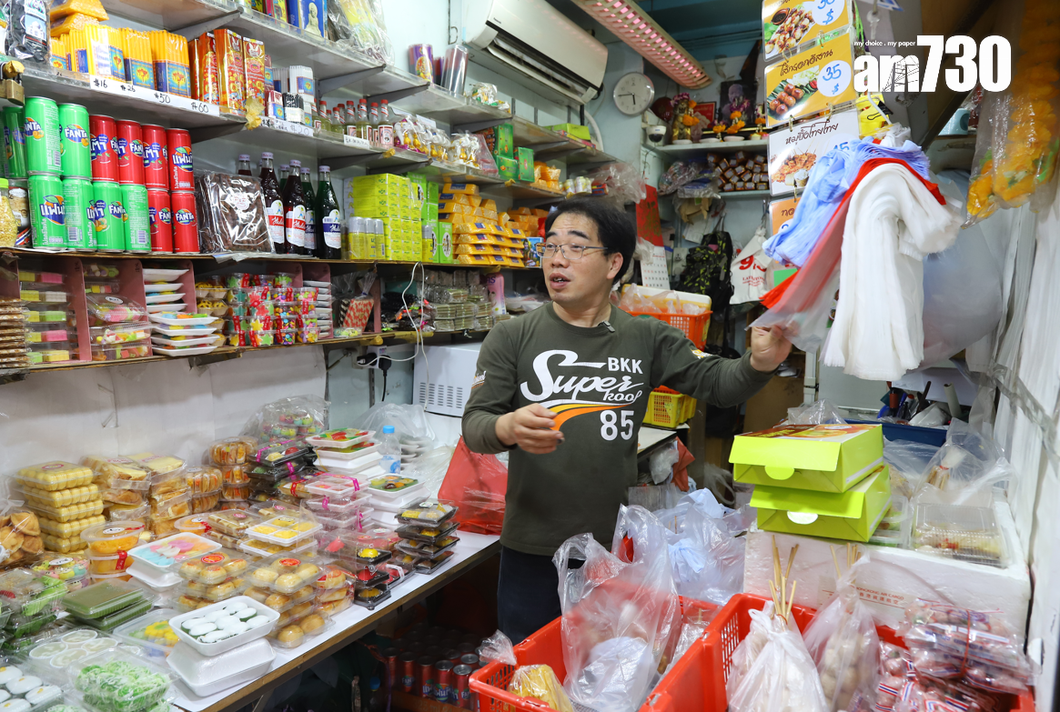 當中把說不同語言的街坊聚集起來的便是彩虹的店員阿Sam:只見他一邊從容有序的和街坊們閑話家常,一邊收銀找錢,不時還要回應來尋人的左鄰右里。攝:羅錦鴻
