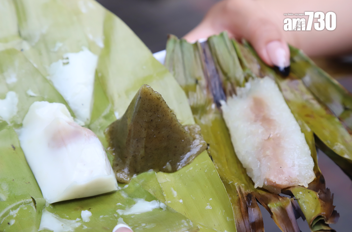 (左起)椰汁糕、黑椒糯米糍和糯米包以蕉葉包製,款款都帶有淡淡清香。攝:羅錦鴻