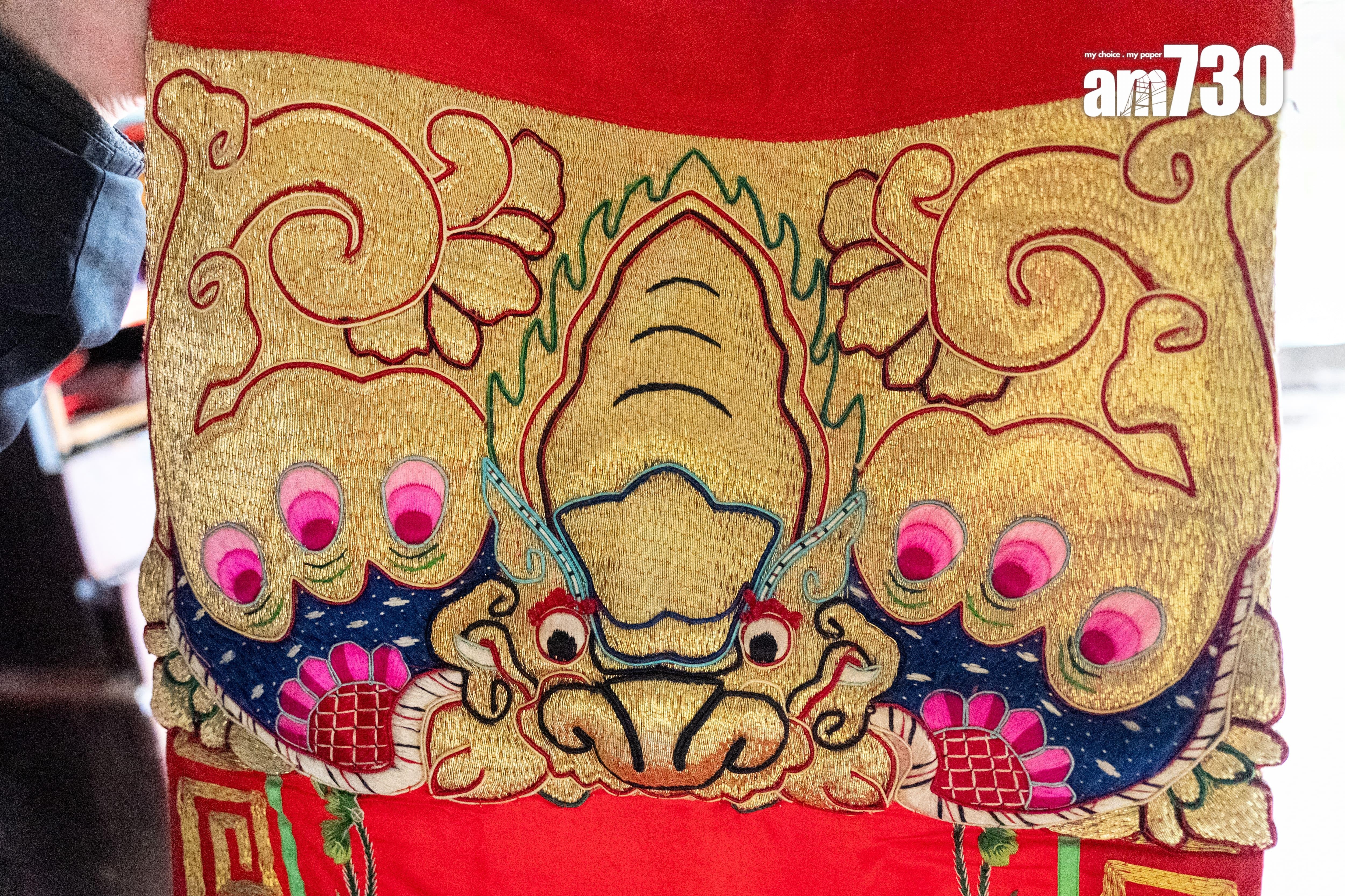 陳永森表示，有街坊早年斥資數十萬，捐出以金線繡的卦象，是他難得能保存到的物資。(林靄怡攝)