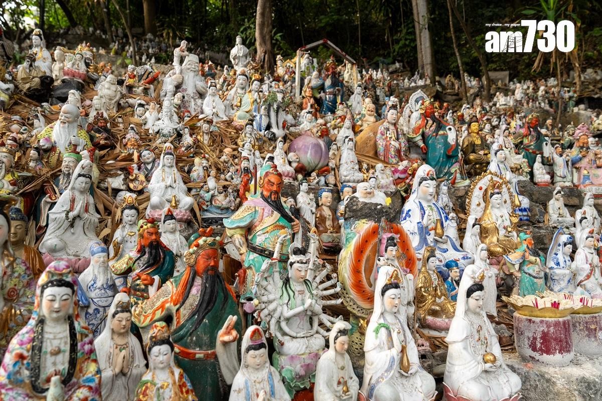 華富邨下的泳棚旁，有一個由居民自設的「神象山」，居民更自發建廟，但現時這些社區營造已成違規做法。(林靄怡攝)