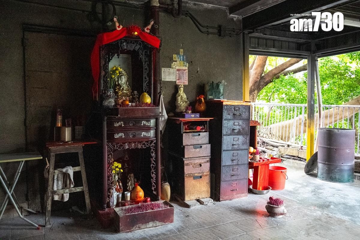 華昌樓住戶在平台置神枱，黃培烽說，當年的低成本設計造就居民「用自己方式生活」。(林靄怡攝) 