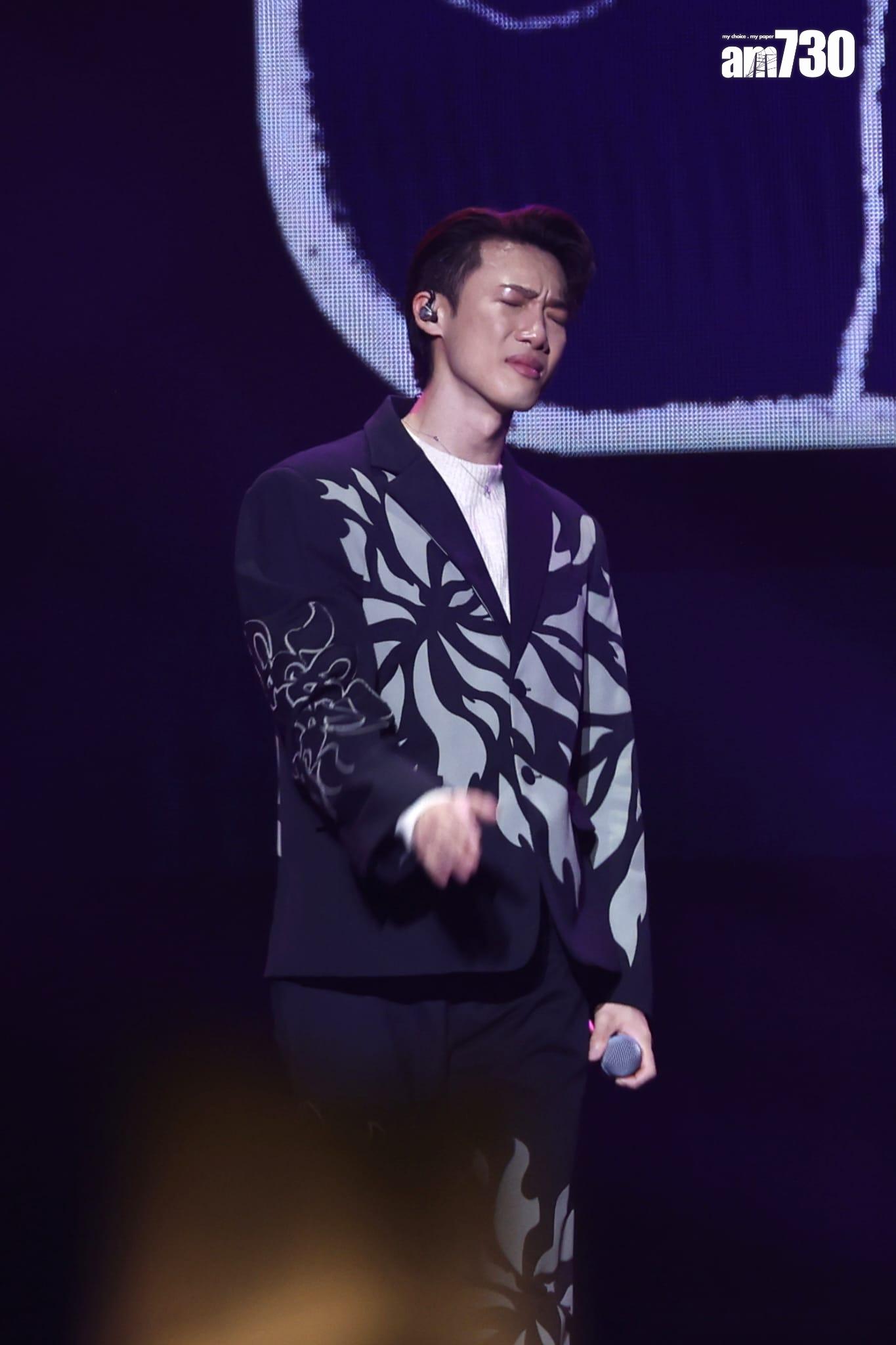 Stanley唱《來不及》時忍不住哭,更多次拍打自己的心口。(林俊源攝)