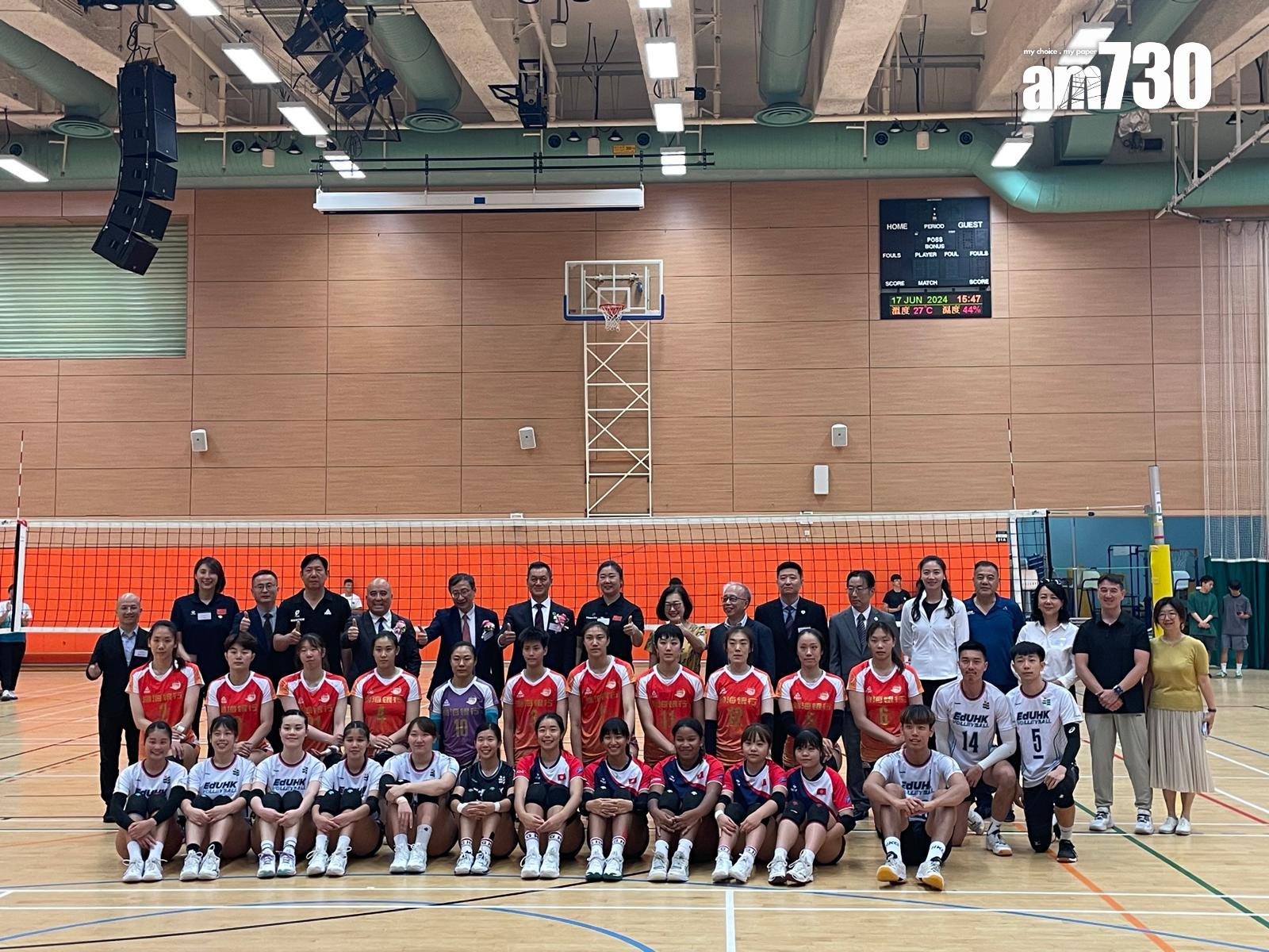 天津女子排球隊與香港女排代表隊、教大排球隊、中學學界勝出隊伍切磋球藝。(陳家莉攝)