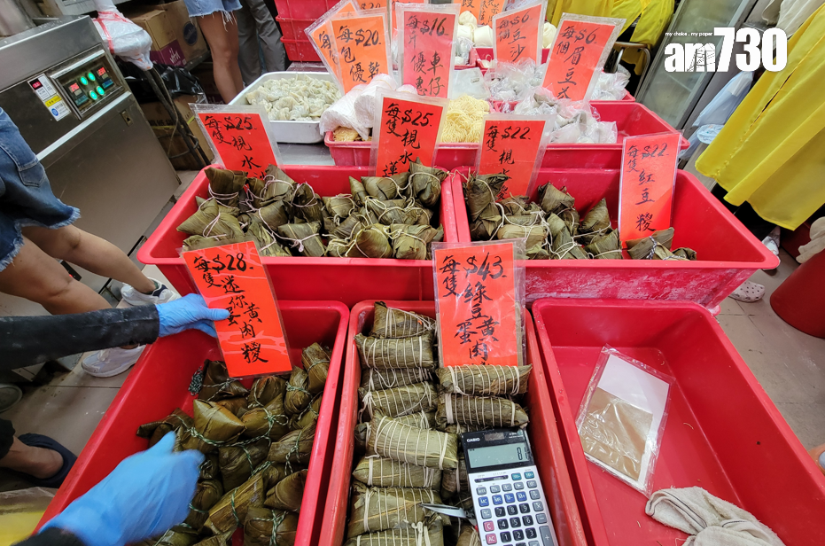 坊間一般的瑤柱粽只會把瑤柱包在粽內,而民豐的做法則較複雜:先把日本瑤柱泡發,再撕成絲狀後炒乾,使香味更濃。 攝:林俊源