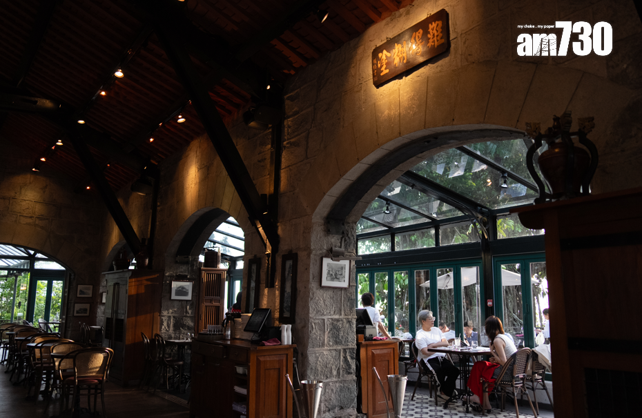 紅磚製成的穹頂被蠟燭燈照著,陽光順著綠色拱形窗户把樹的擺動刻在石牆上,人們輕聲細語地談著天,恍惚與香港急速的日常毫無關係。攝:林靄怡