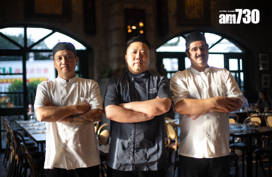 楊主廚(中)與泰籍廚師Phakorn(左)和印籍廚師Awan一同製作岀太平山餐廳的經典多國菜滋味。攝:林靄怡