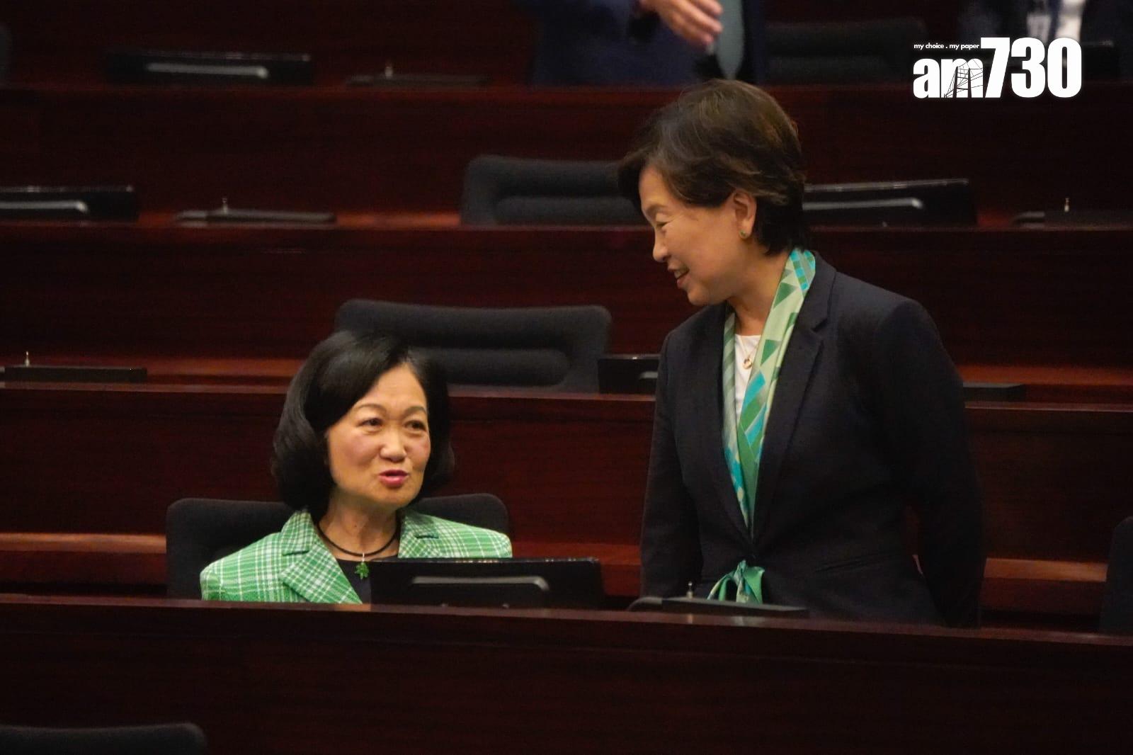 葉劉淑儀(左)及教育局局長蔡若蓮(右)均穿上綠色支持。(吳康琦攝)