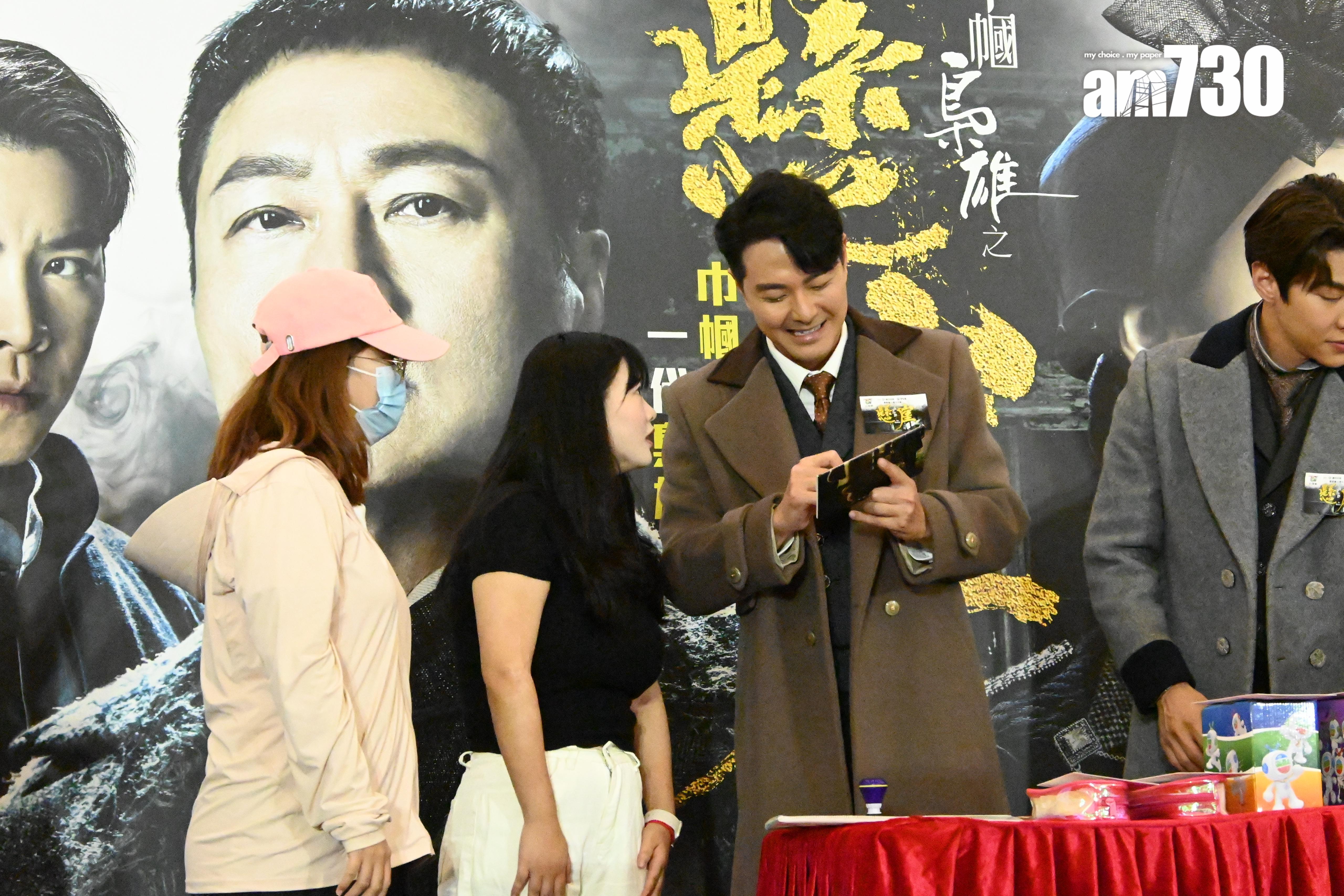 蕭正楠與現場觀眾大玩遊戲,兩位都是他的fans。(娛樂組攝)