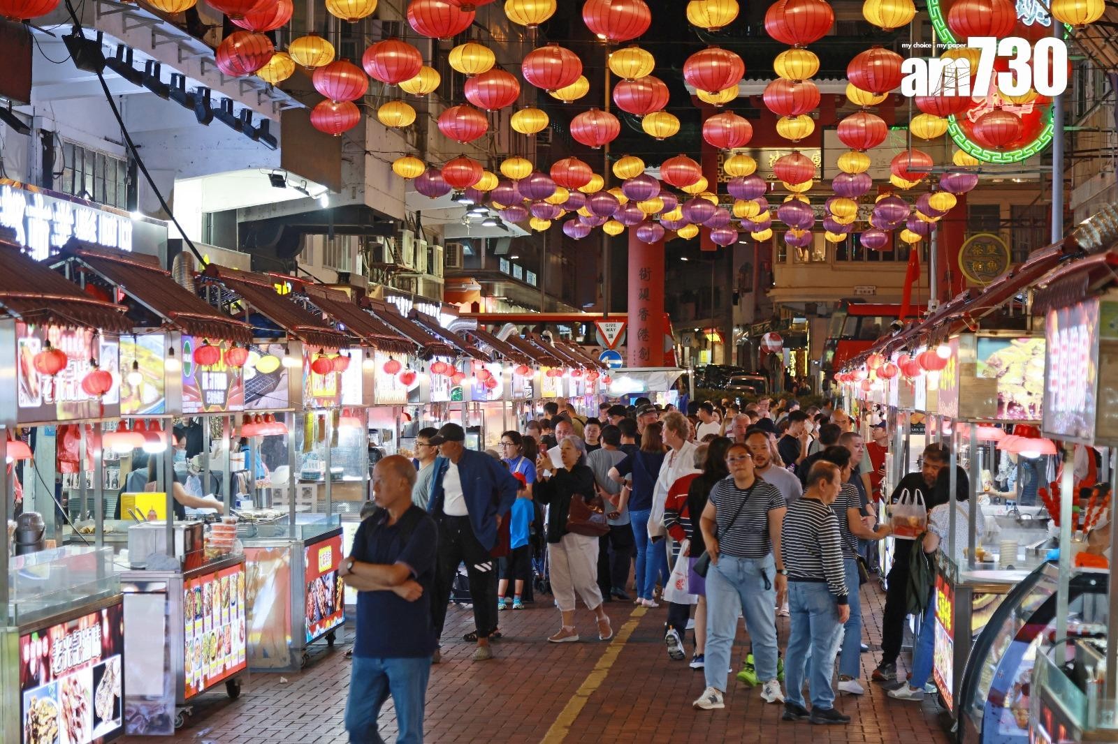 陳錦榮指，「廟街夜繽紛」令廟街平日人流由日均逾2,000人次增至逾7,000人次。（羅錦鴻攝）