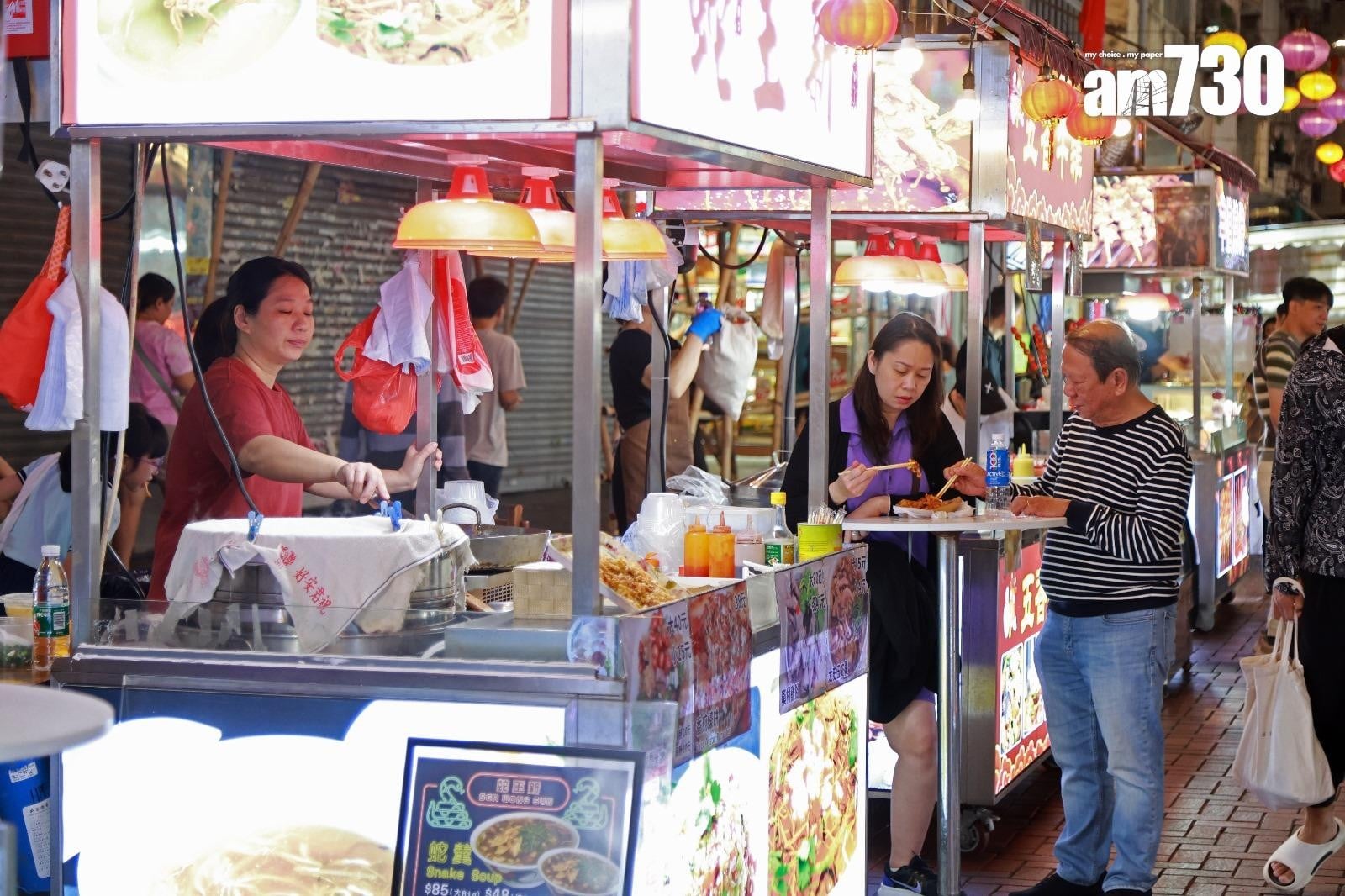 陳錦榮指，「廟街夜繽紛」令廟街平日人流由日均逾2,000人次增至逾7,000人次。（羅錦鴻攝）