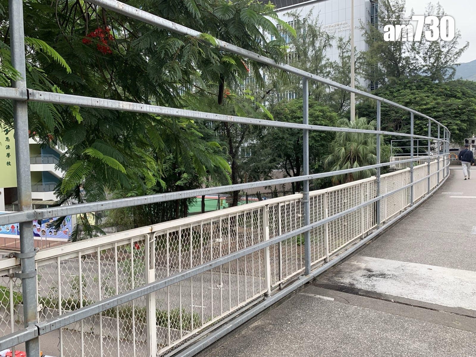青山公路荃灣段一段天橋圍網近日拆去，僅餘鐵架。