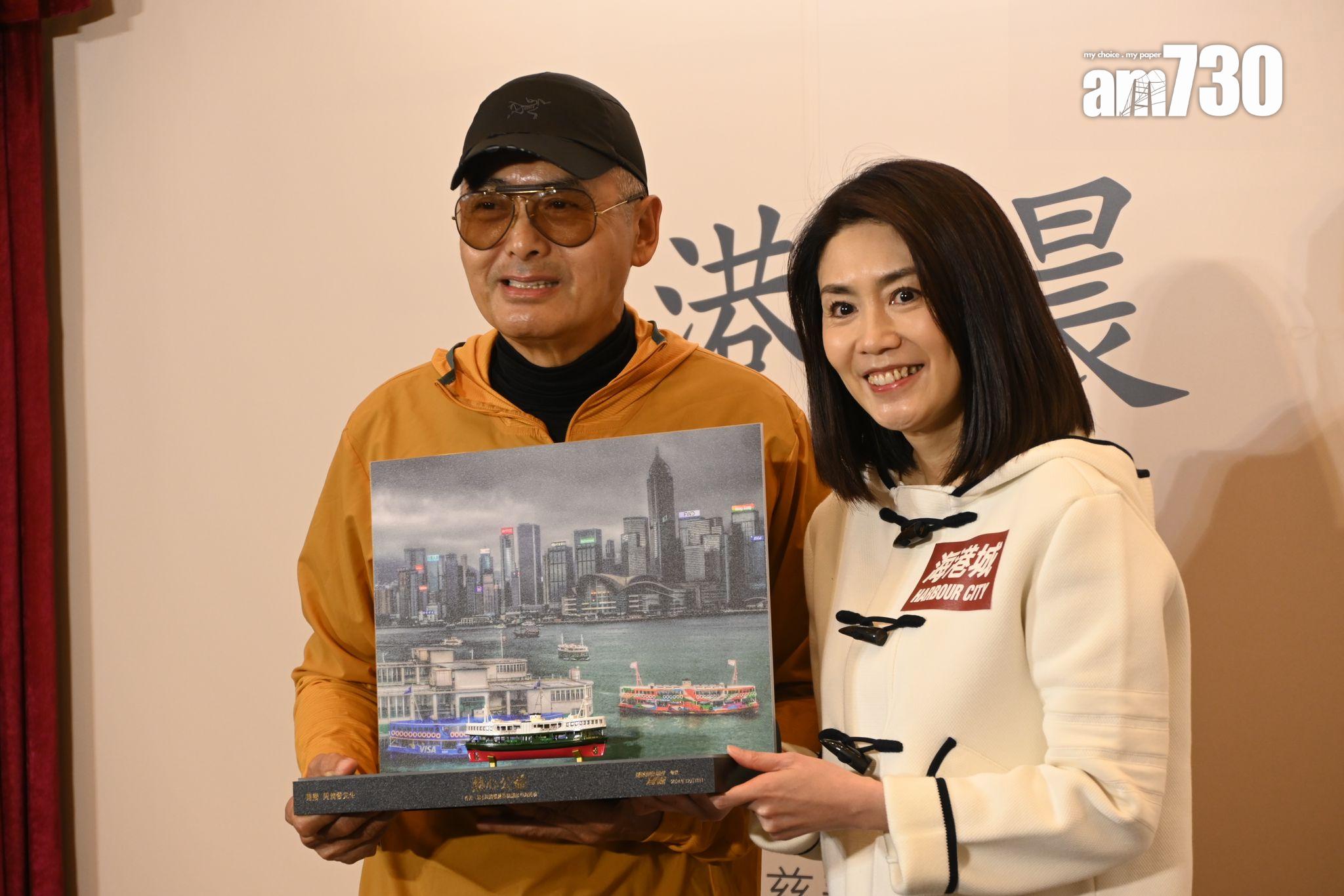 周潤發現身尖沙咀,為自己的「香港‧晨」慈善攝影展出席開幕活動。 (娛樂組攝)