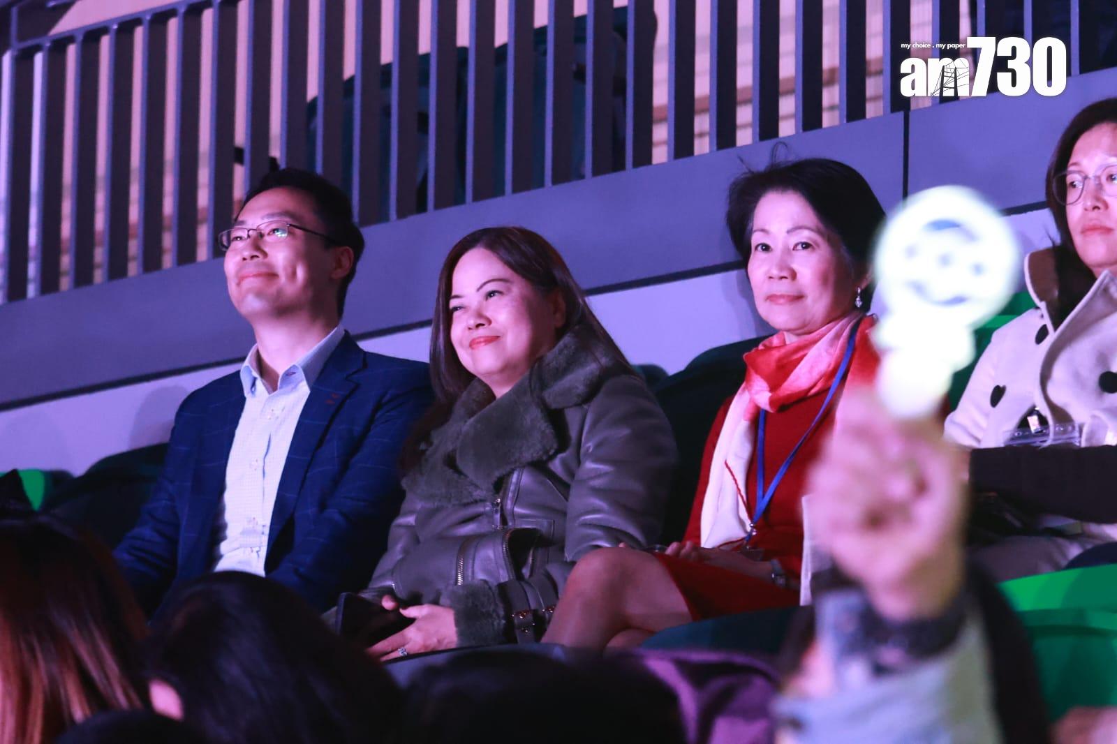 羅淑佩走到山頂觀眾位欣賞演出。(羅錦鴻攝)