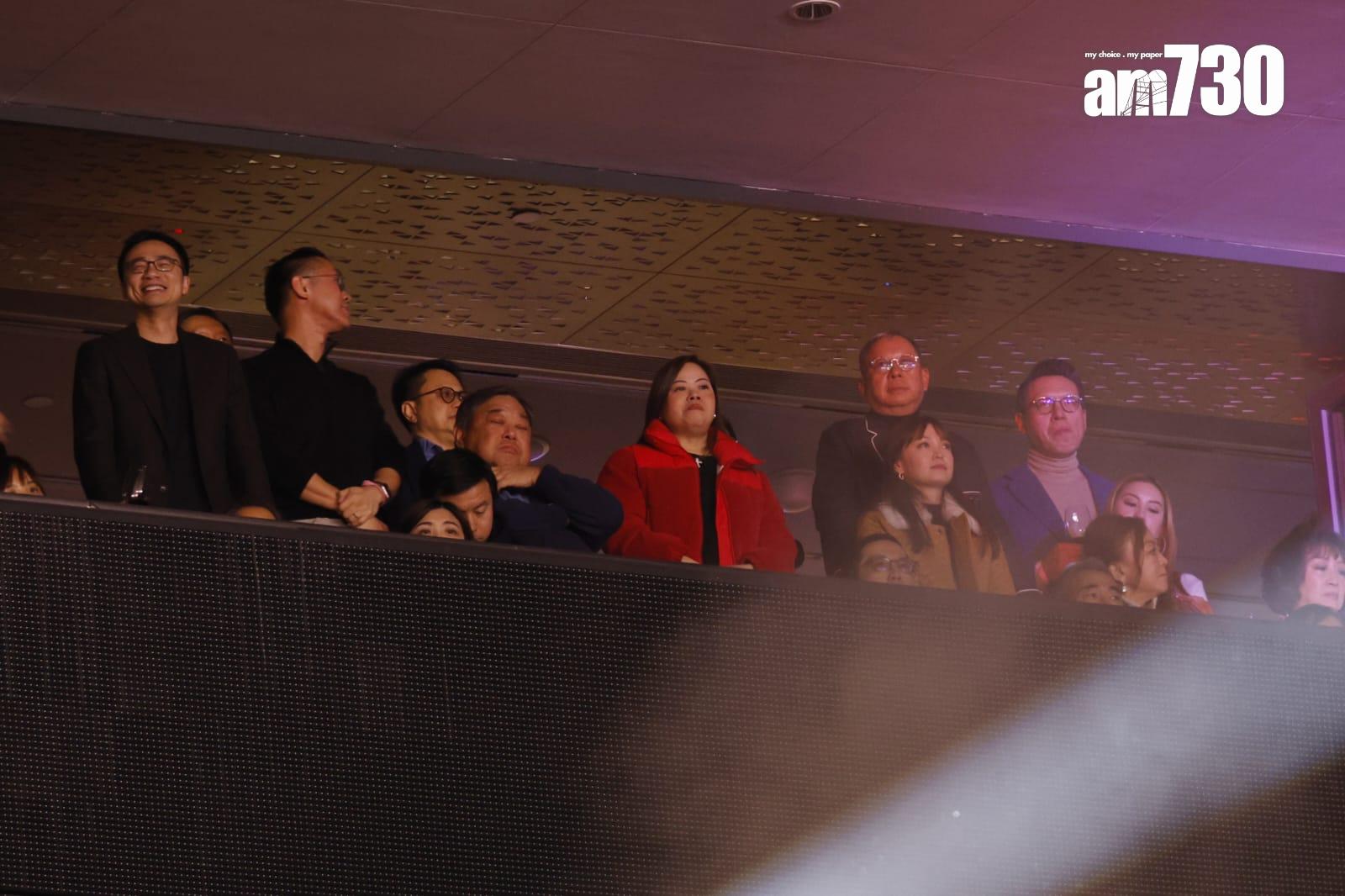 羅淑佩在開場後到場地不同環境「欣賞」演出。 (林俊源攝)