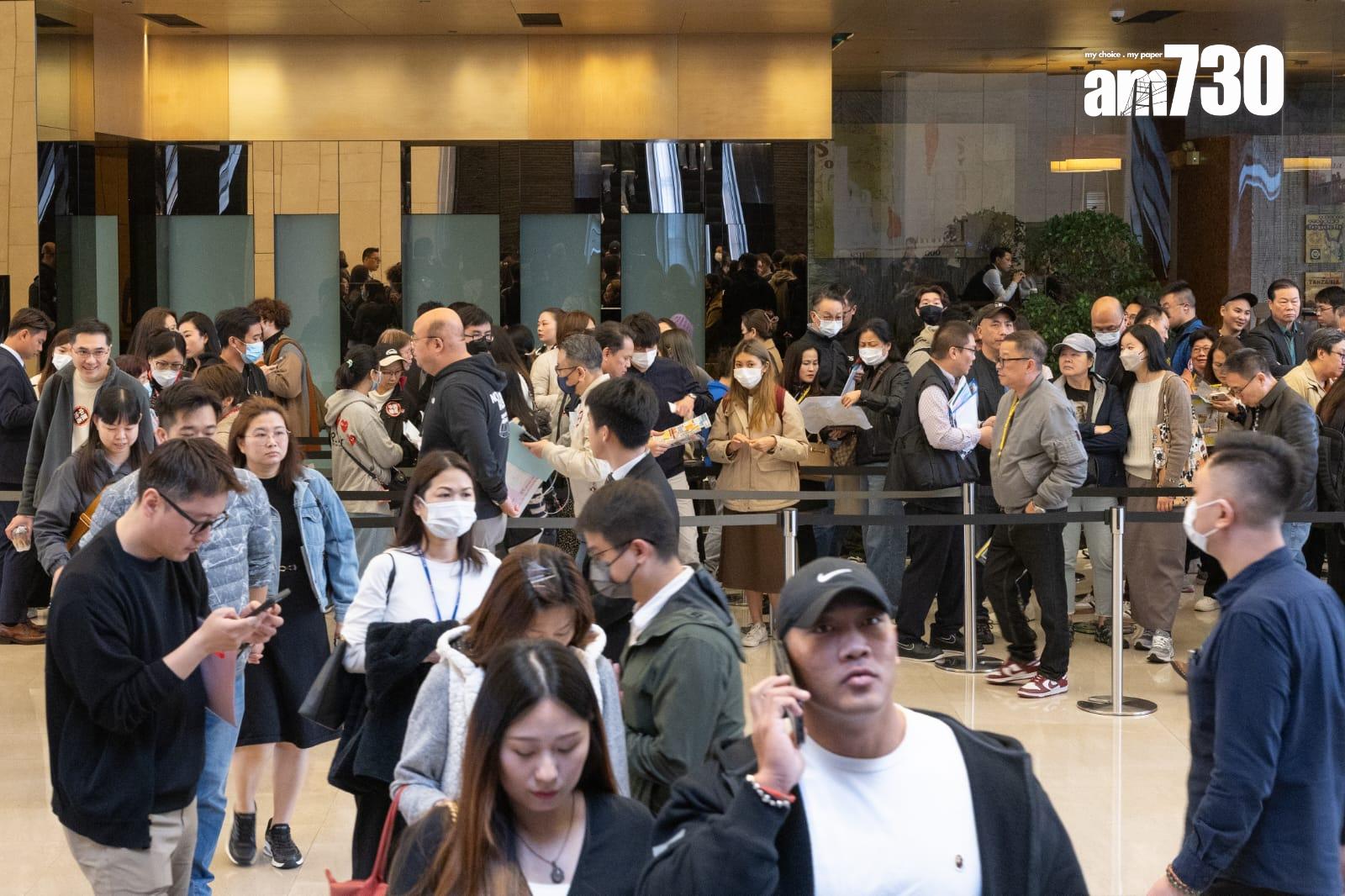 「朗天峰」今日(22日)首輪發售250伙,大批準買家於早上9時半前陸續抵達售樓處的報到區排隊等候報到,場面熱鬧。(蘇文傑攝)