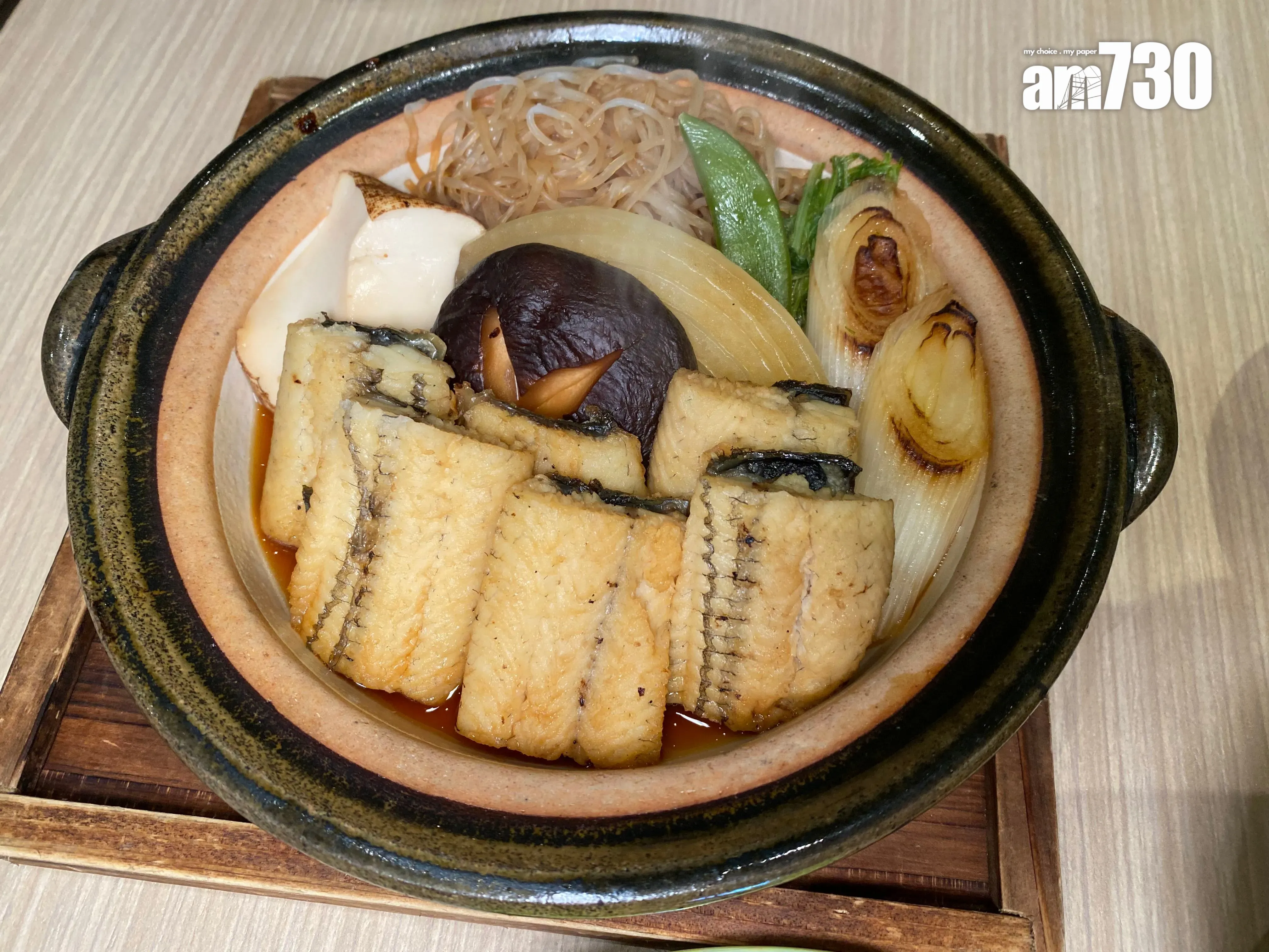 白鰻土鍋燒$258(午市套餐)有前菜、煮物、小鉢料理、酢物、茶碗蒸、日本米飯、漬物、味噌湯及甜點。白鰻經過4個步驟,先燒後蒸再重覆一次,令魚肉燒去多餘油分,蒸除魚腥,然後去骨。這食法是滋賀縣較常見,以土鍋盛載更保溫。