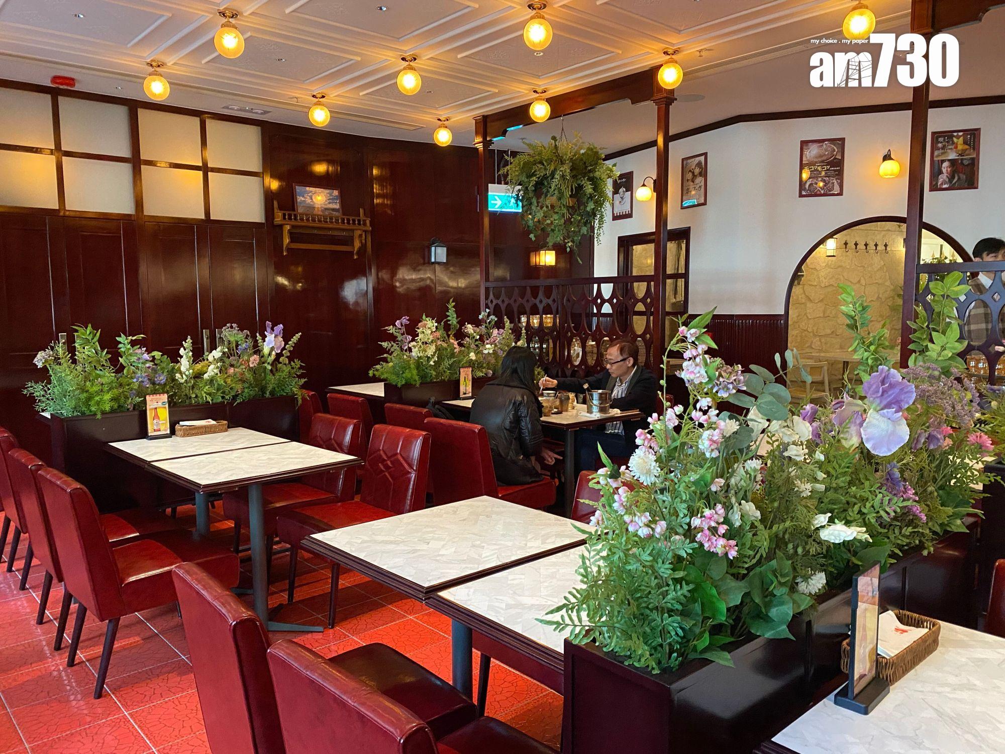 棕色復古餐桌、深色皮革椅子以及歐陸式餐具,營造出濃厚的昭和懷舊氛圍。