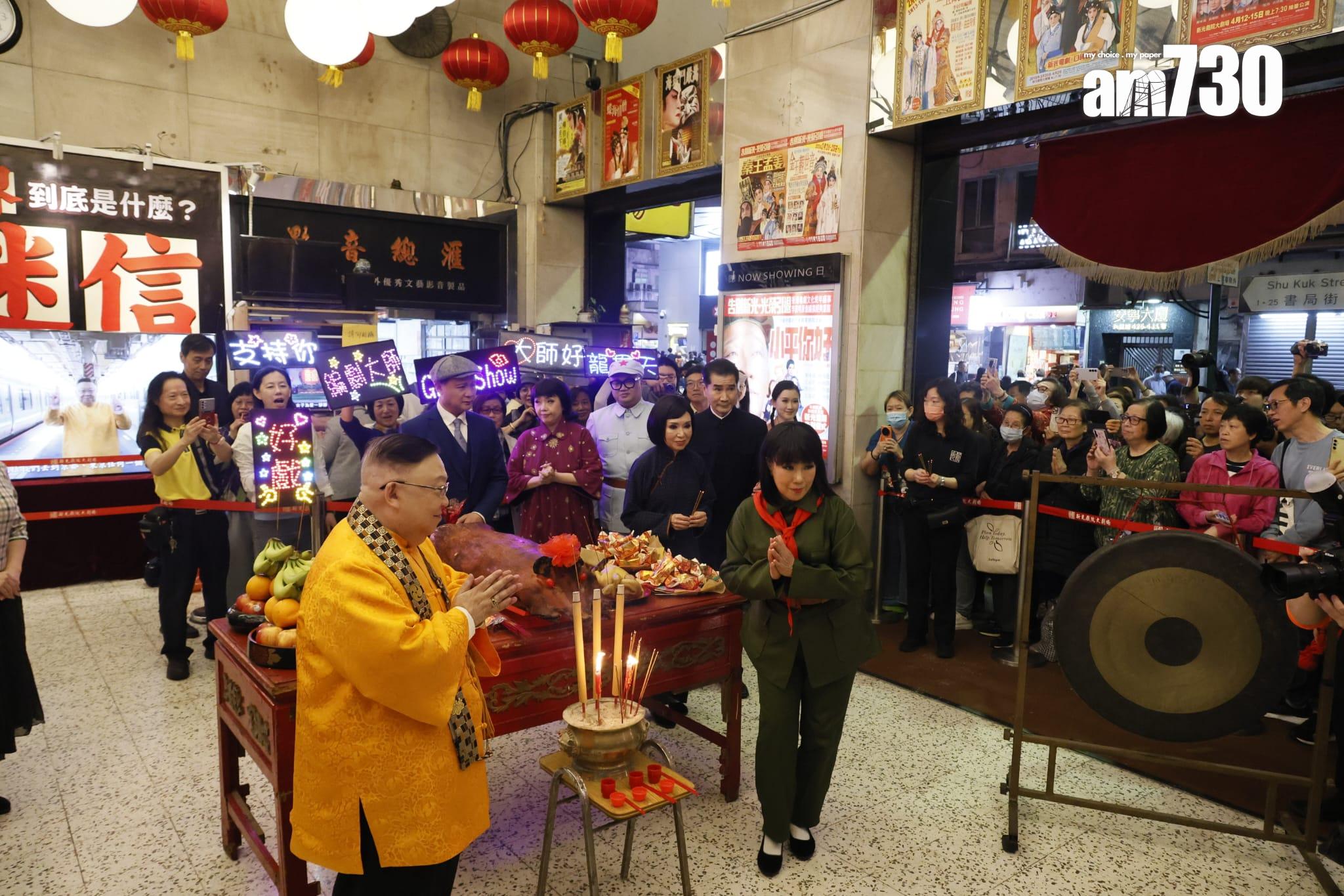 新光戲院最後一次敲響銅鑼,大批劇迷及攝影發燒友專程到場拍照留念。(林俊源攝)