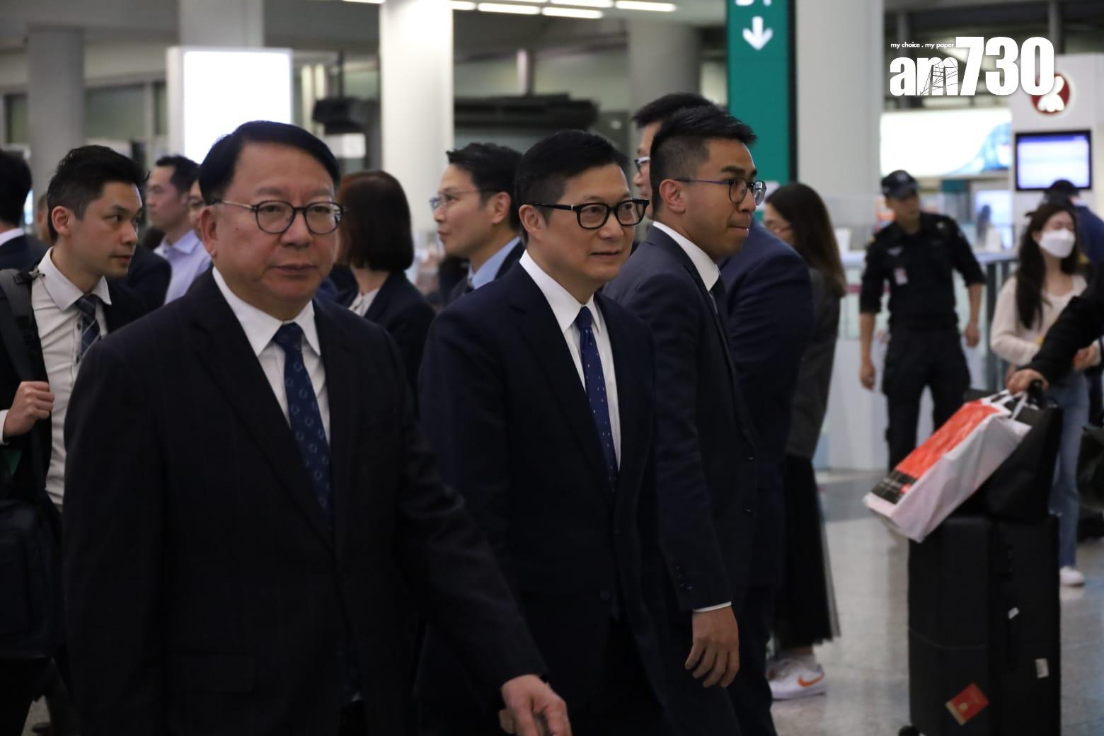 陳國基(左)和鄧炳強(中)到場迎接。(鍾式明攝)