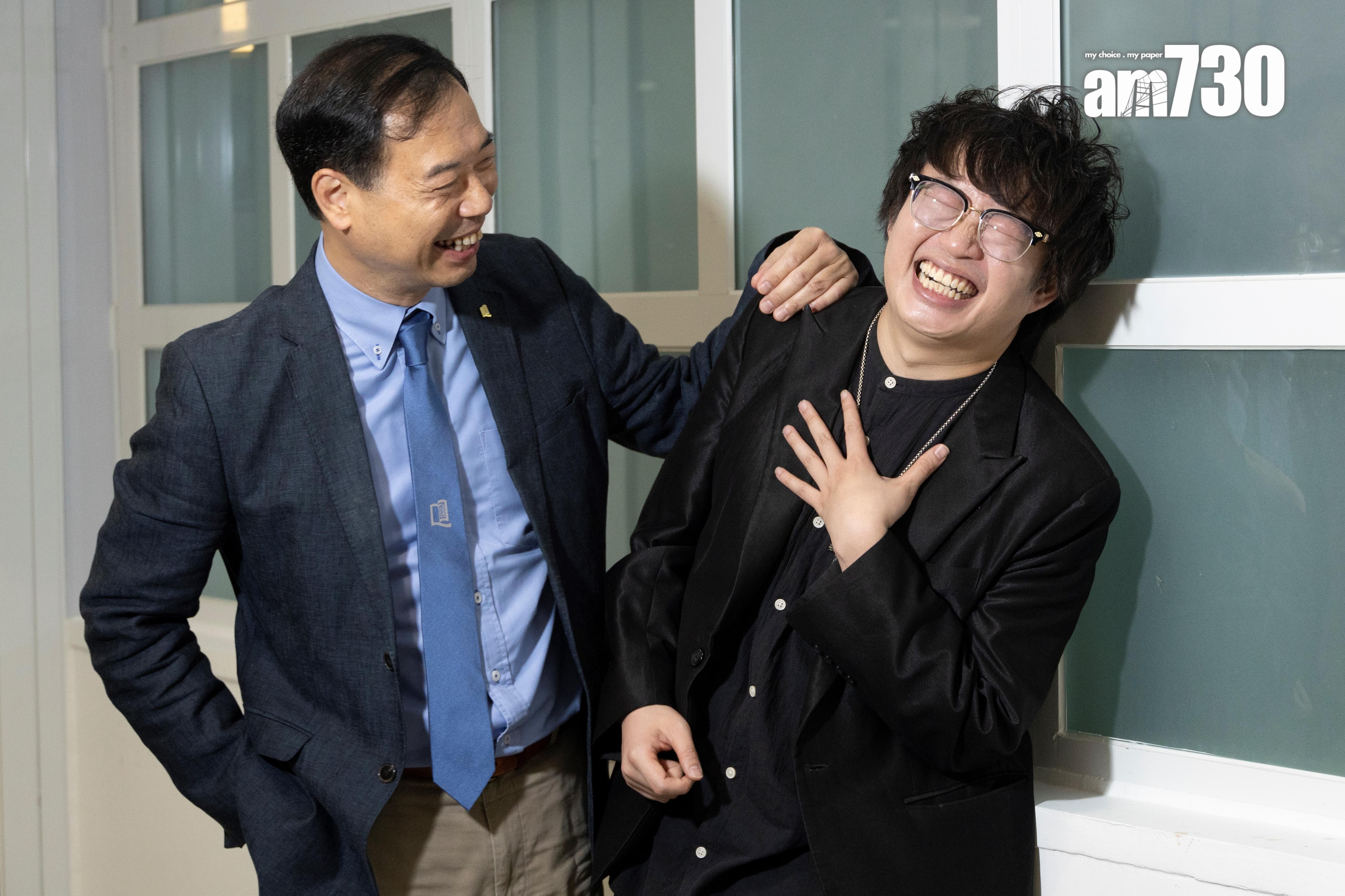 香港浸會大學輔導長霍廣賢(左)指，浸大一直也很想支援有特殊需要學生；作為浸大舊生的何煒麟在學時雖然學習成績不佳，但進行魔術活動卻是非常出色。(蘇文傑攝)