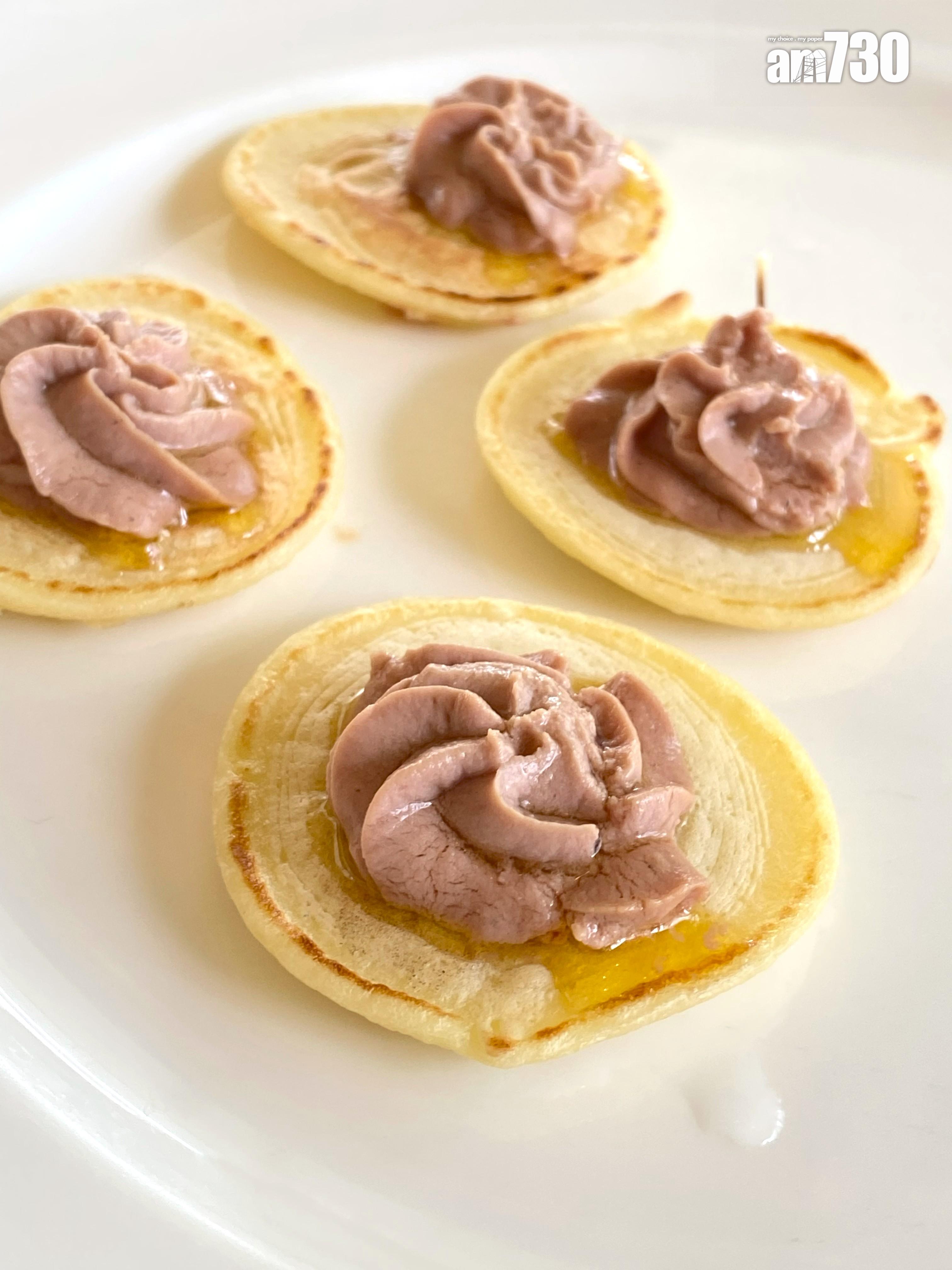 廚師也現場即煎法式小圓餅,配幼滑唧花法國鵝肝醬。