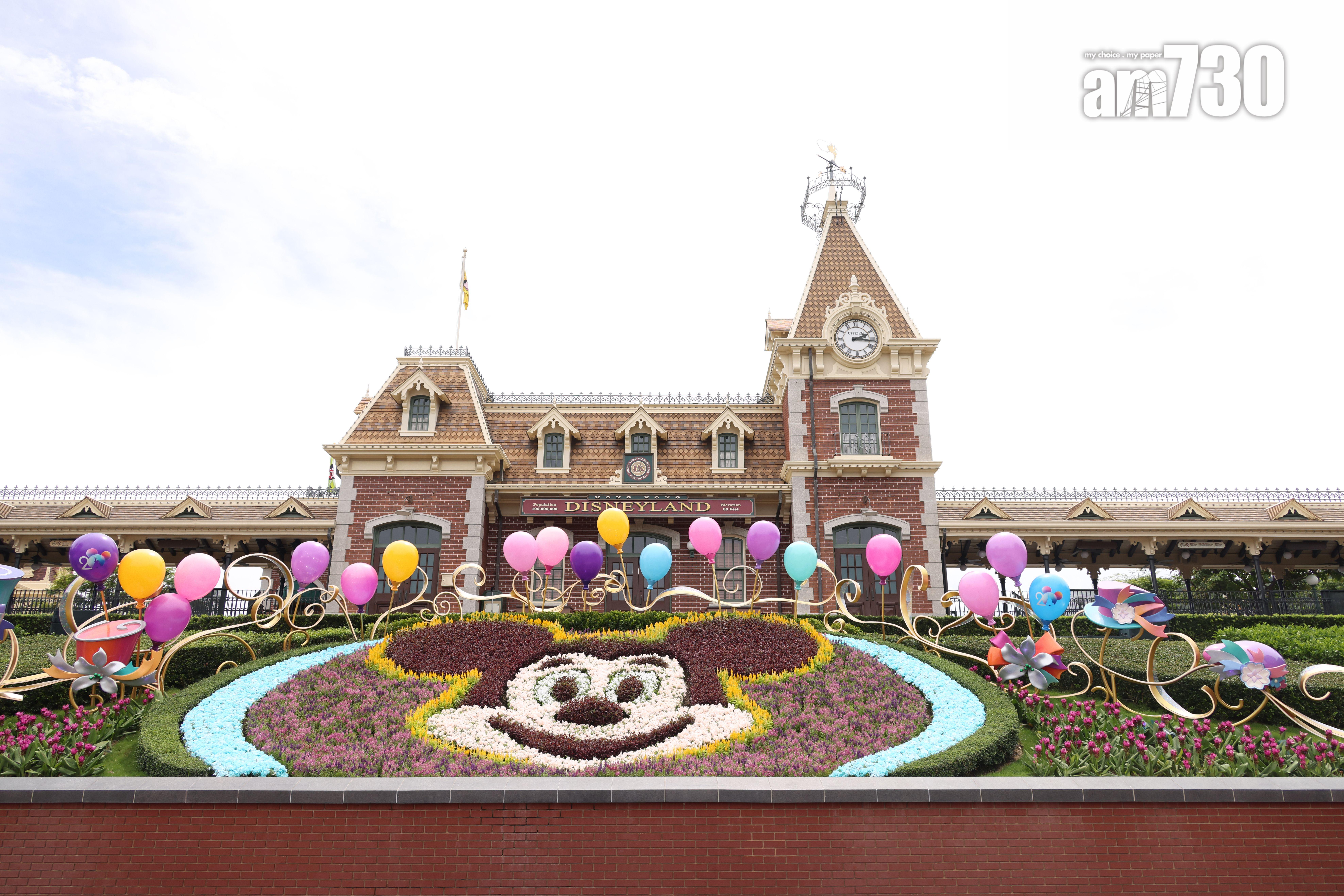 小鎮廣場巨型米奇頭像花圃(林俊源攝)