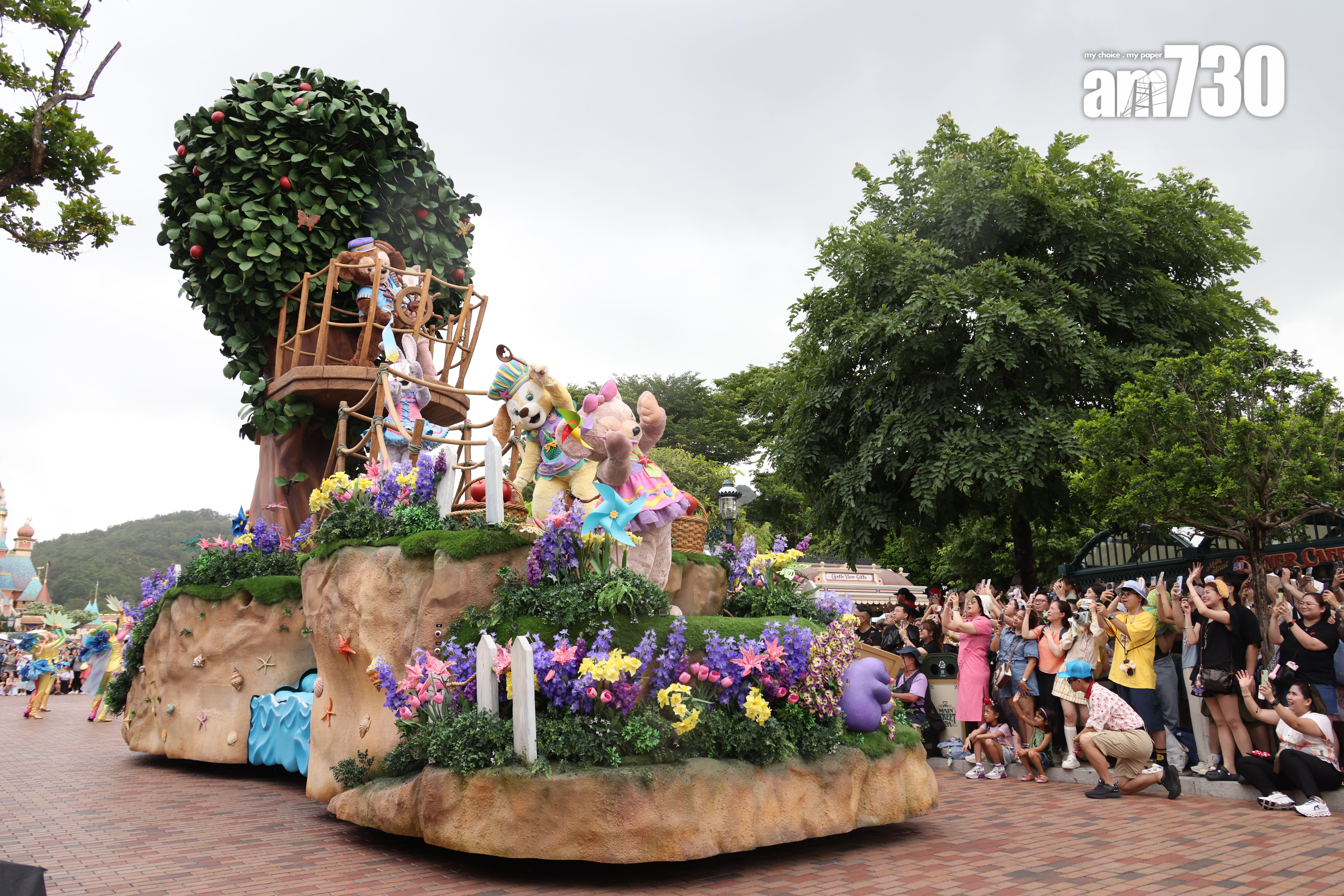 Duffy與好友全員首次登上森林主題花車。 (林俊源攝)