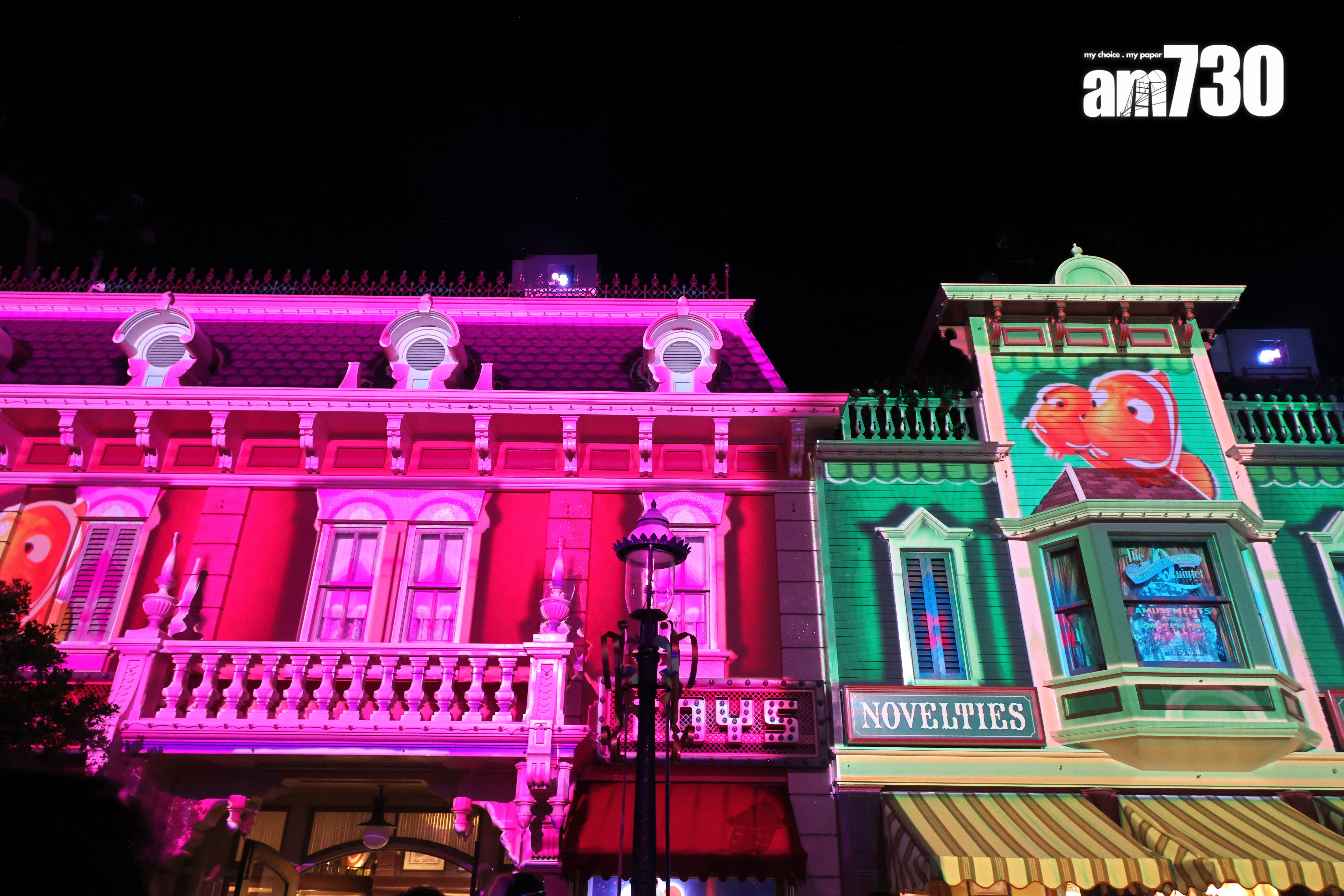 Mo仔和爸爸Marlin游到美國小鎮大街 (林俊源攝)